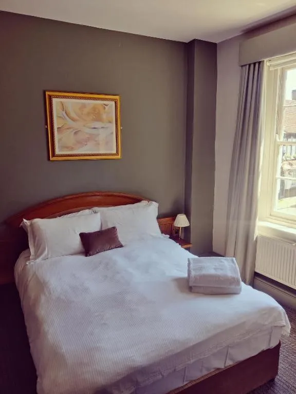 Bedroom, Bed in The Greyhound Inn