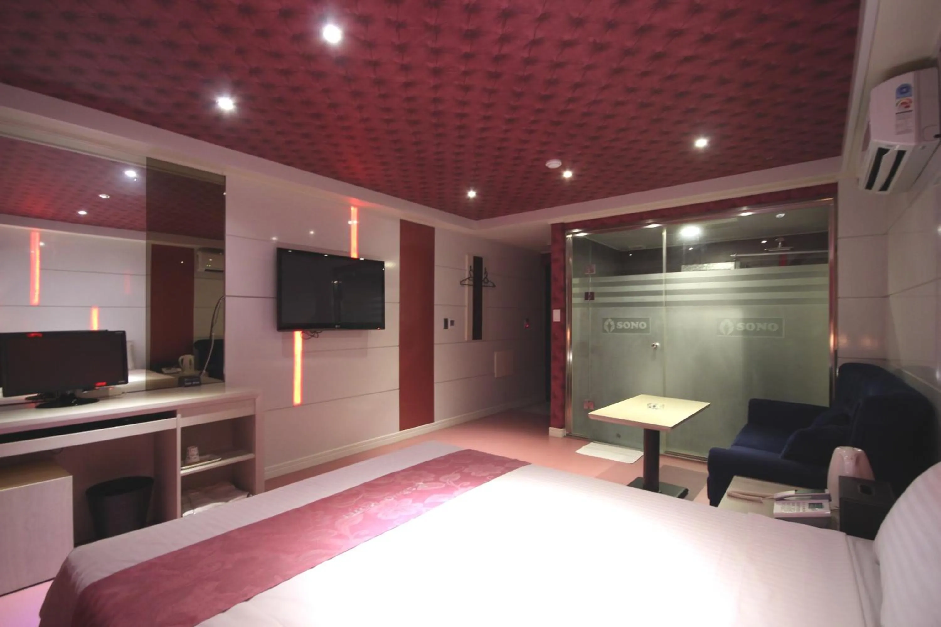 Photo of the whole room, TV/Entertainment Center in Sono Hotel