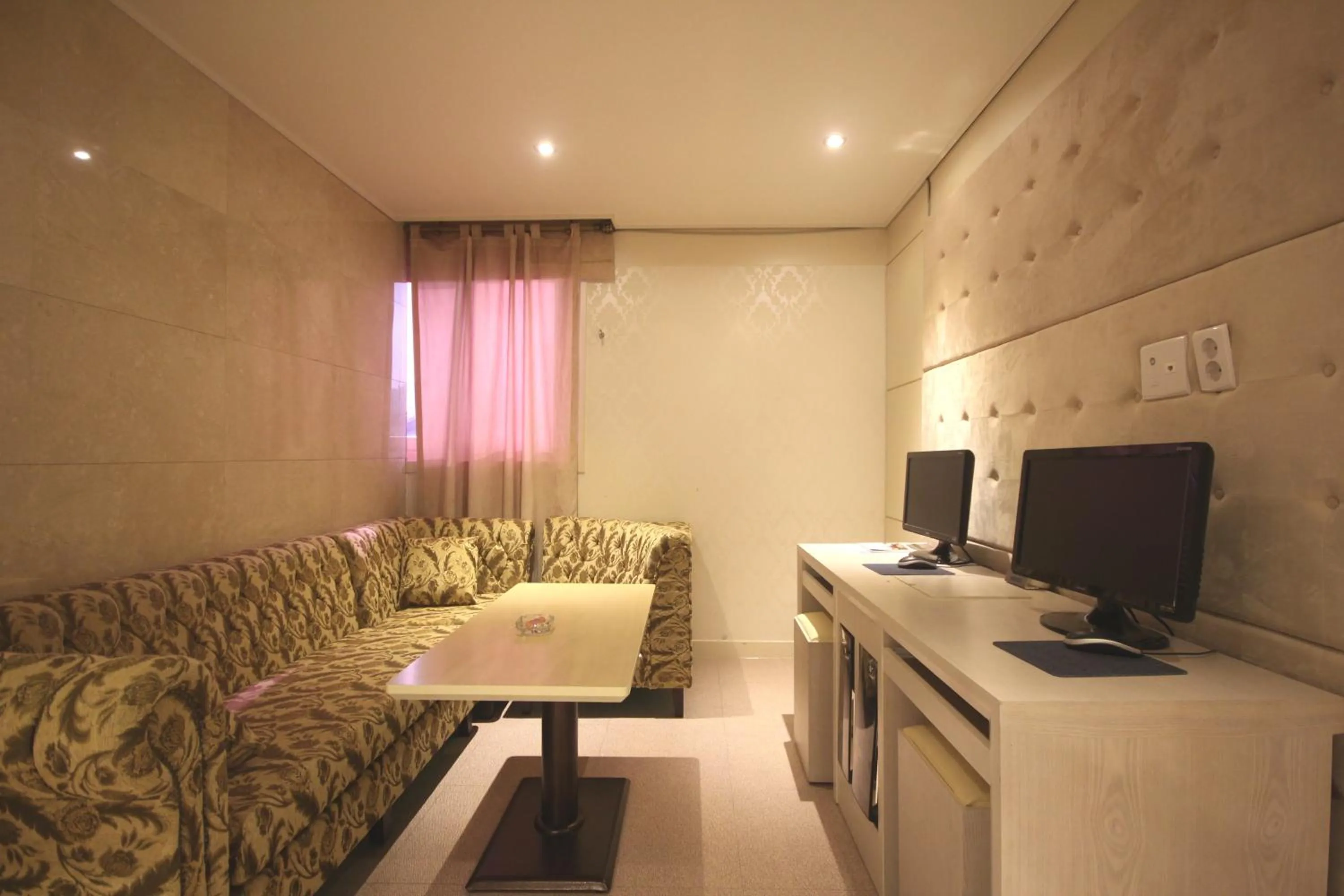 Living room, TV/Entertainment Center in Sono Hotel