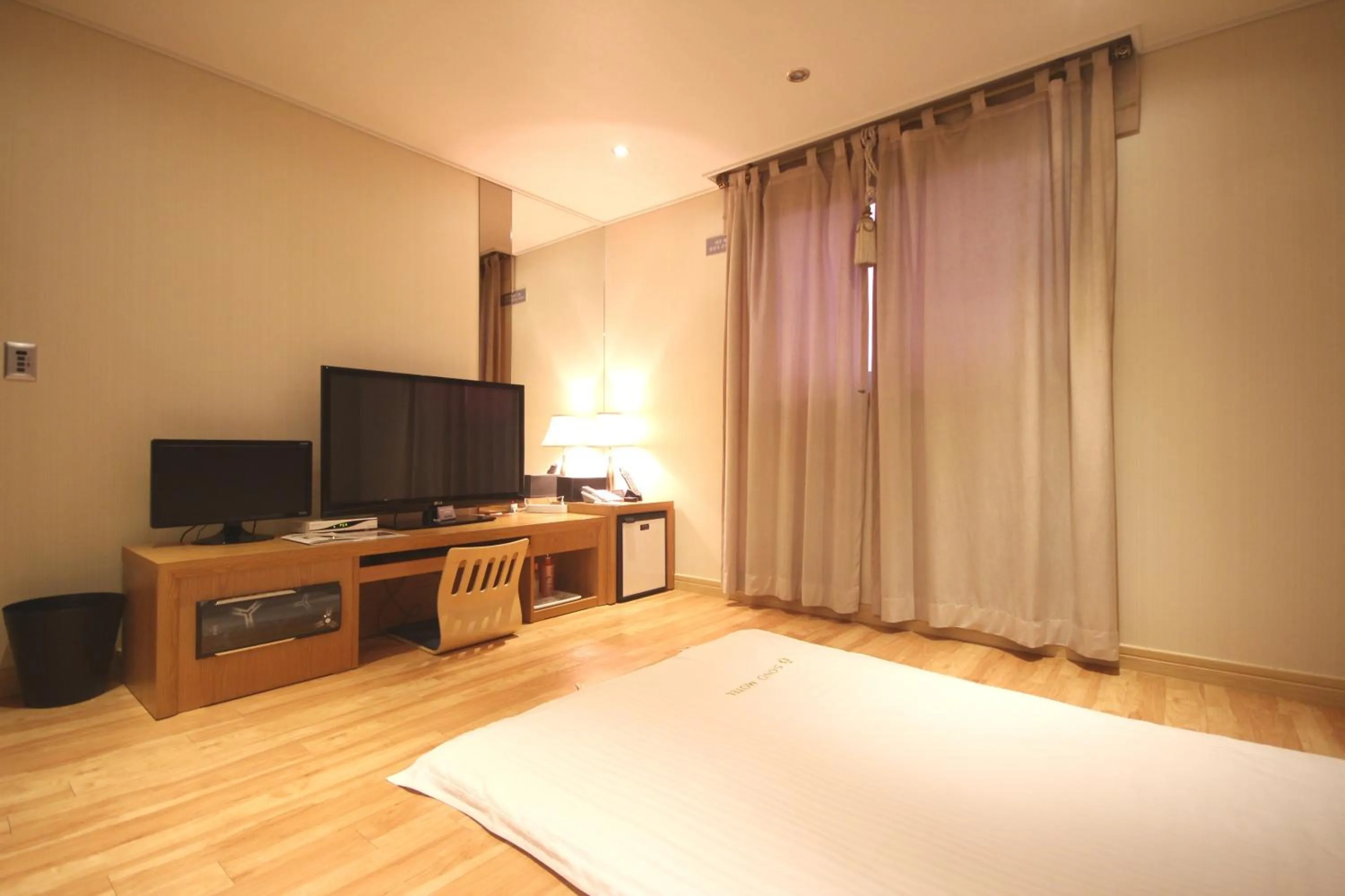 Photo of the whole room, TV/Entertainment Center in Sono Hotel