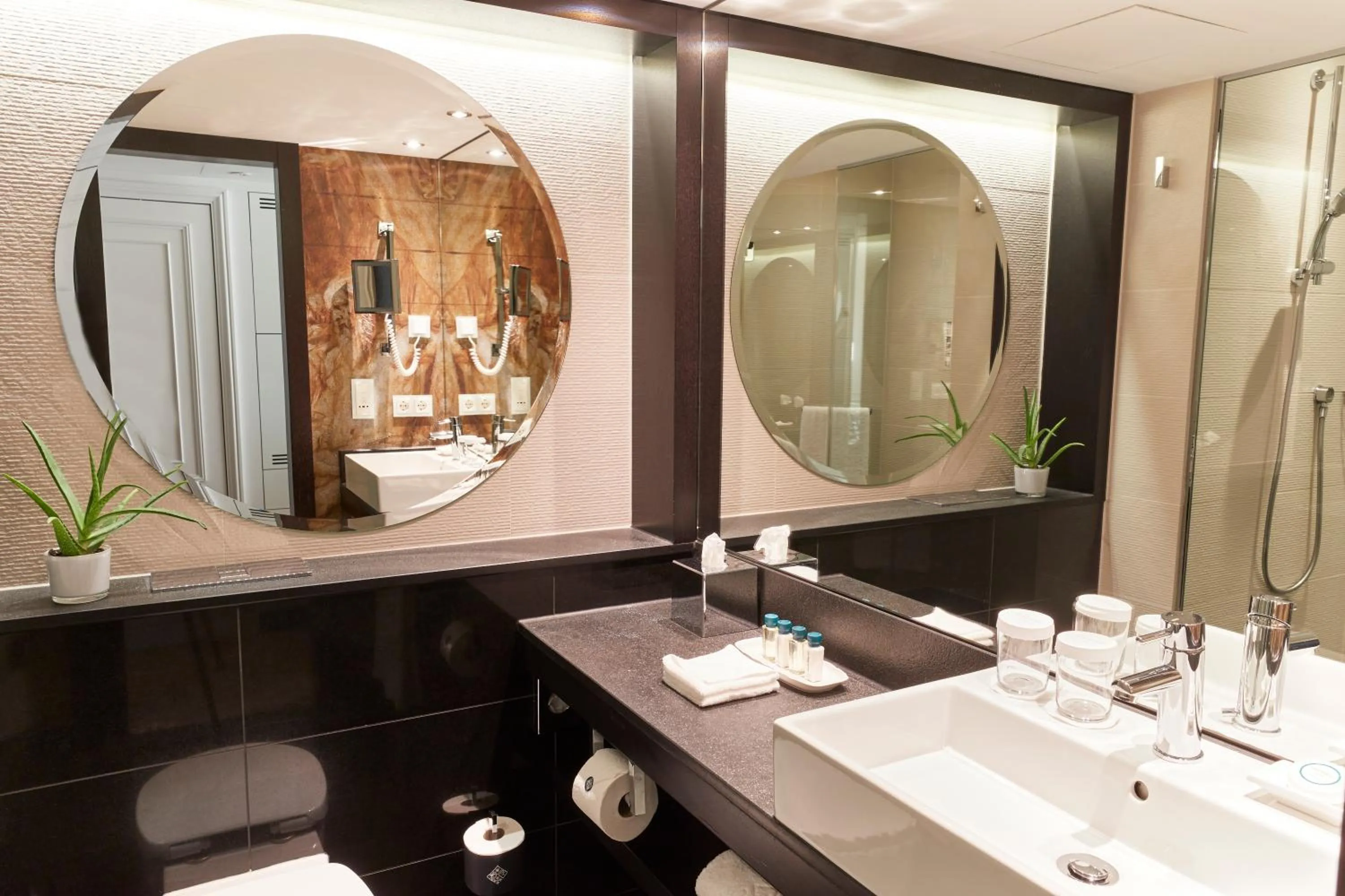 Bathroom in Vier Jahreszeiten Kempinski München