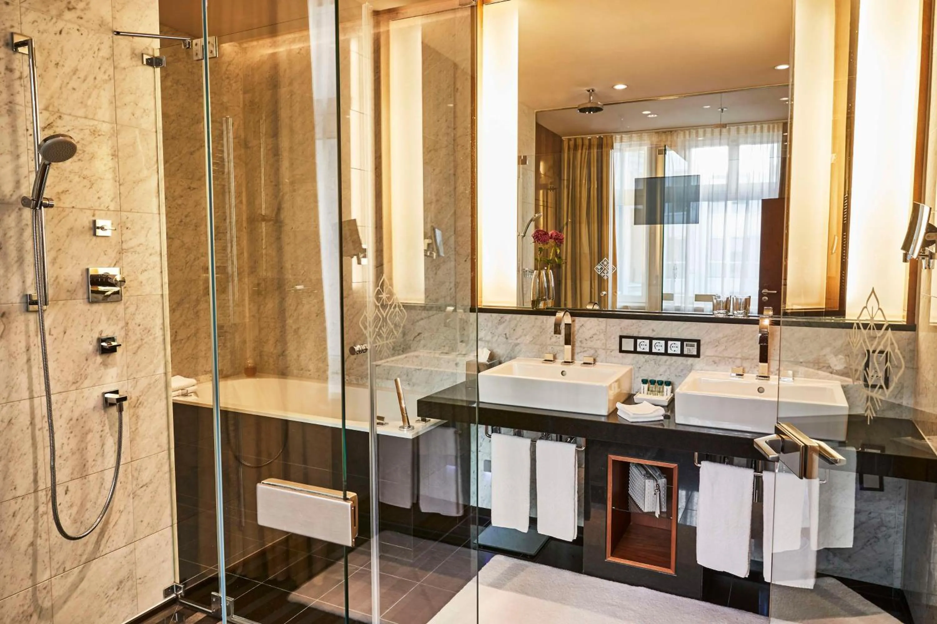 Bathroom in Vier Jahreszeiten Kempinski München