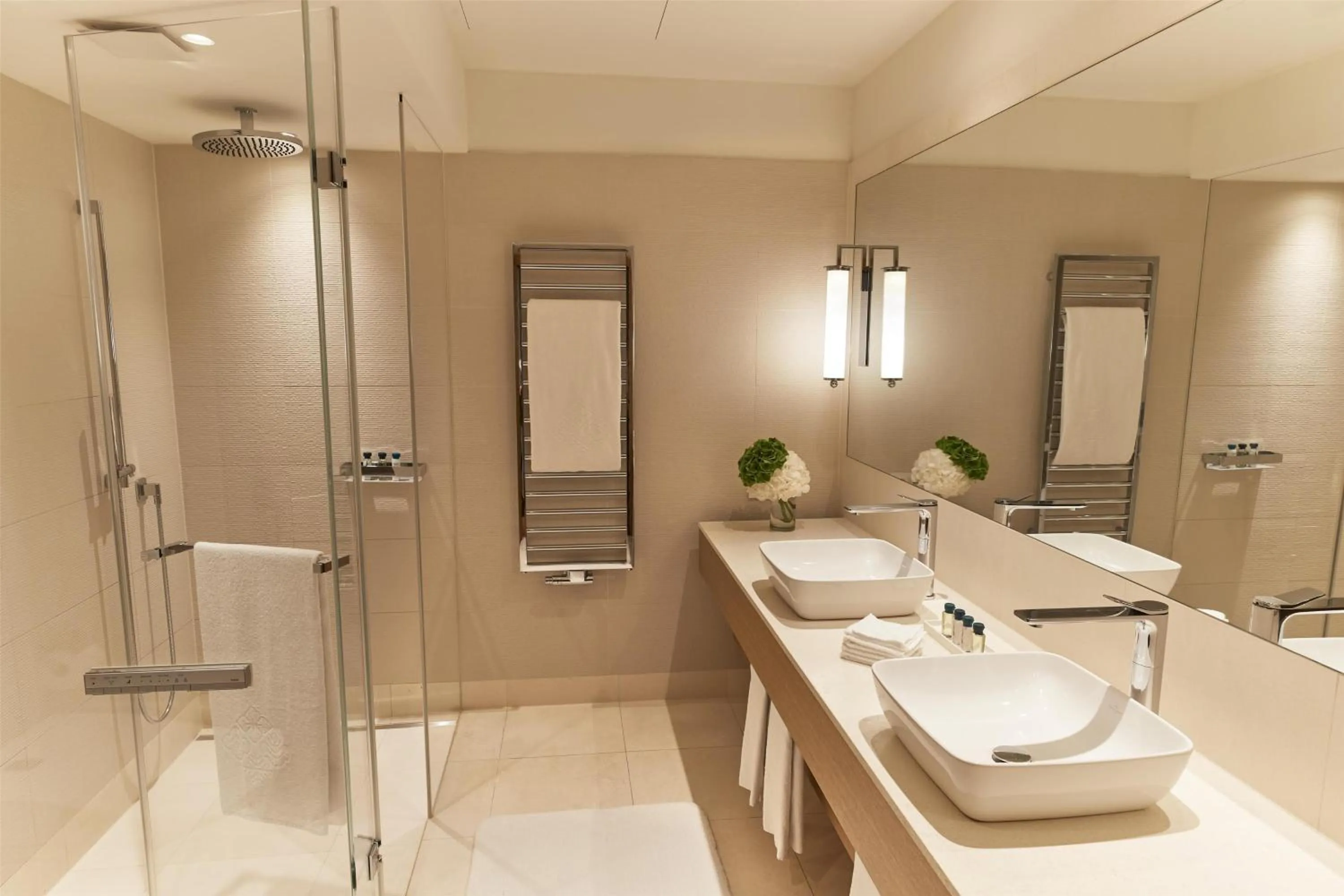 Photo of the whole room in Vier Jahreszeiten Kempinski München