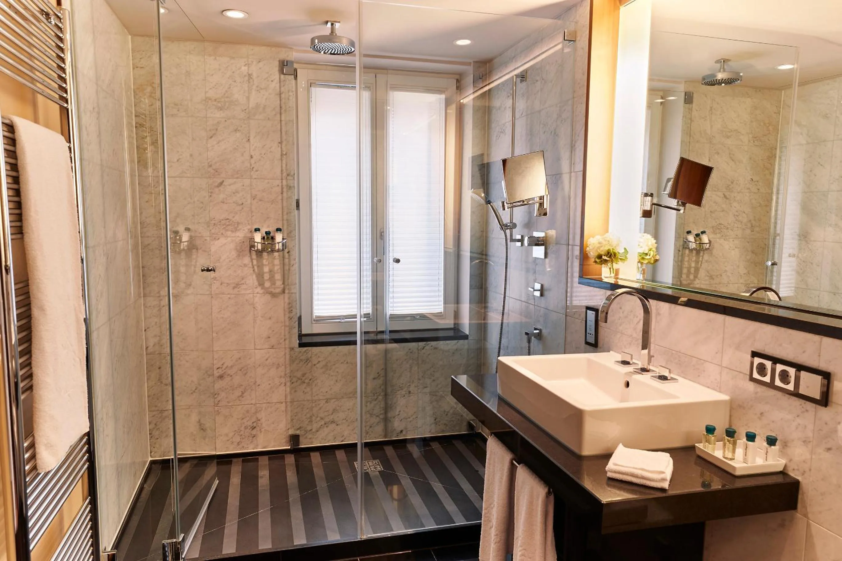 Bathroom in Vier Jahreszeiten Kempinski München