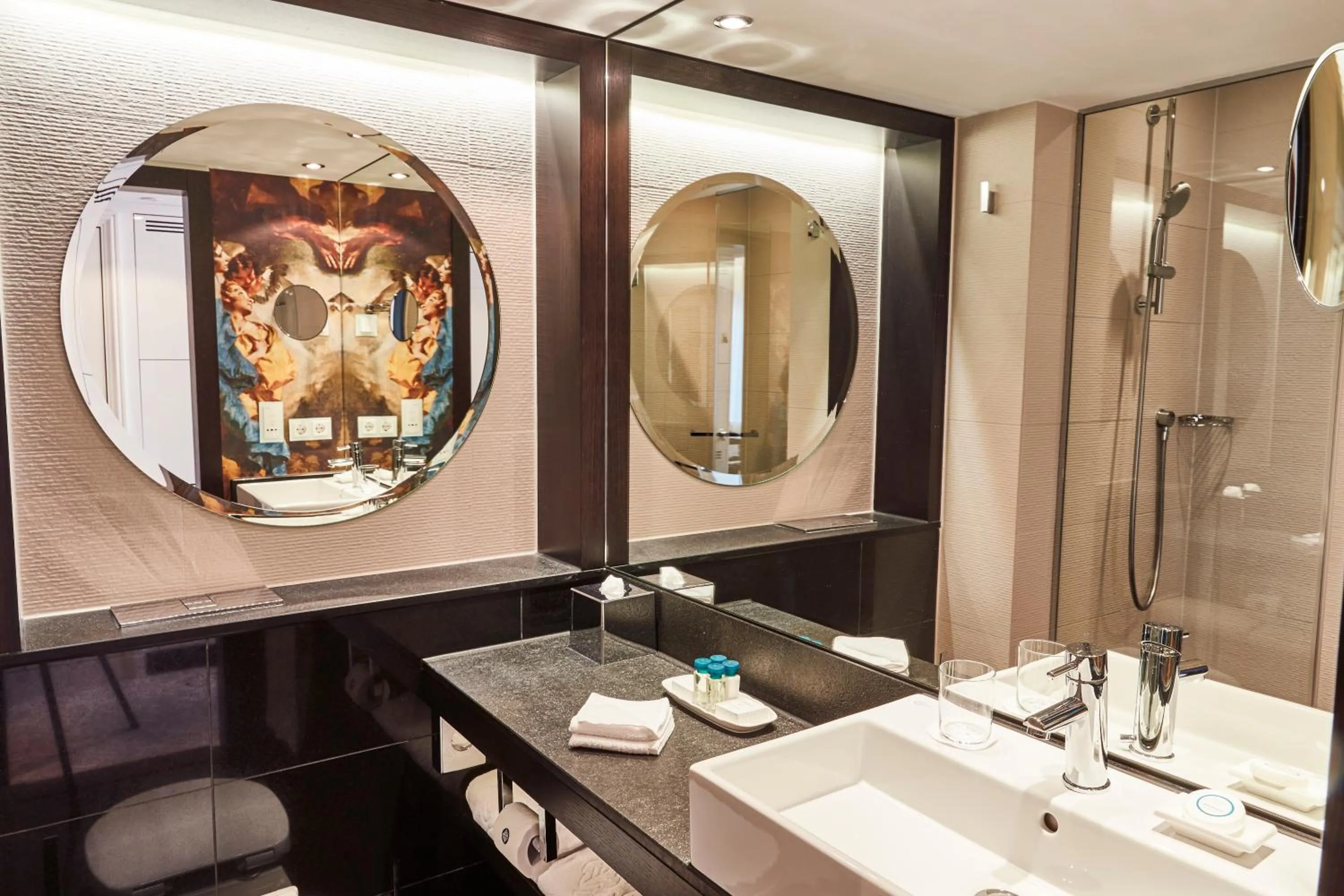 Bathroom in Vier Jahreszeiten Kempinski München