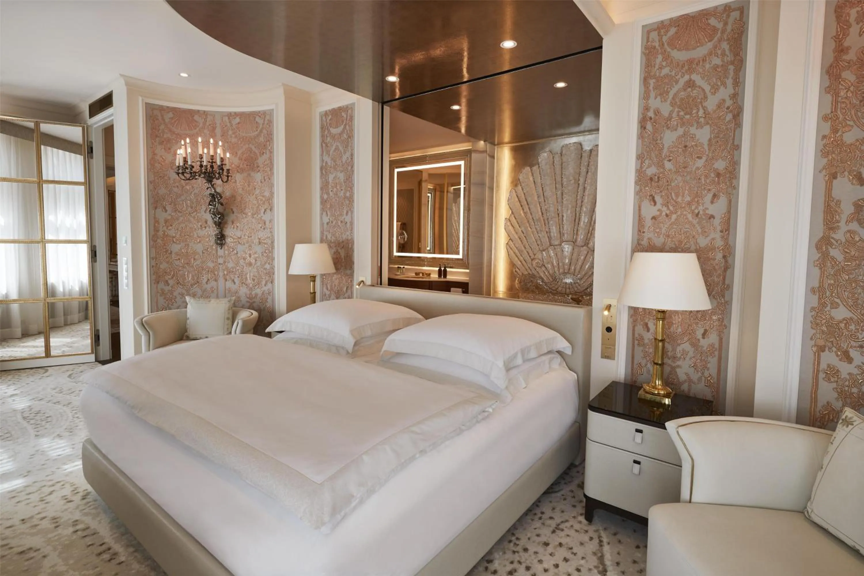 Bedroom, Bed in Vier Jahreszeiten Kempinski München