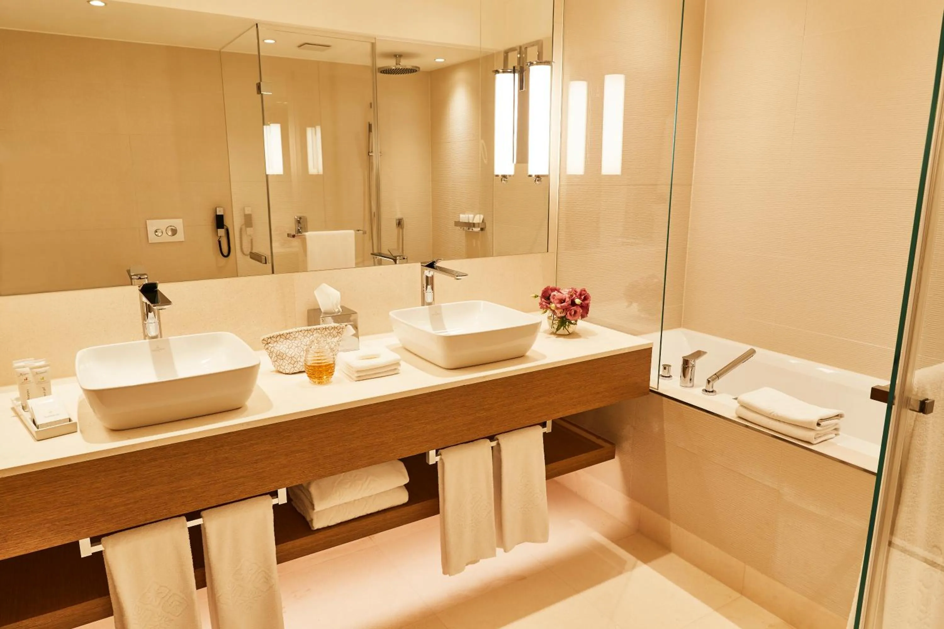 Bathroom in Vier Jahreszeiten Kempinski München