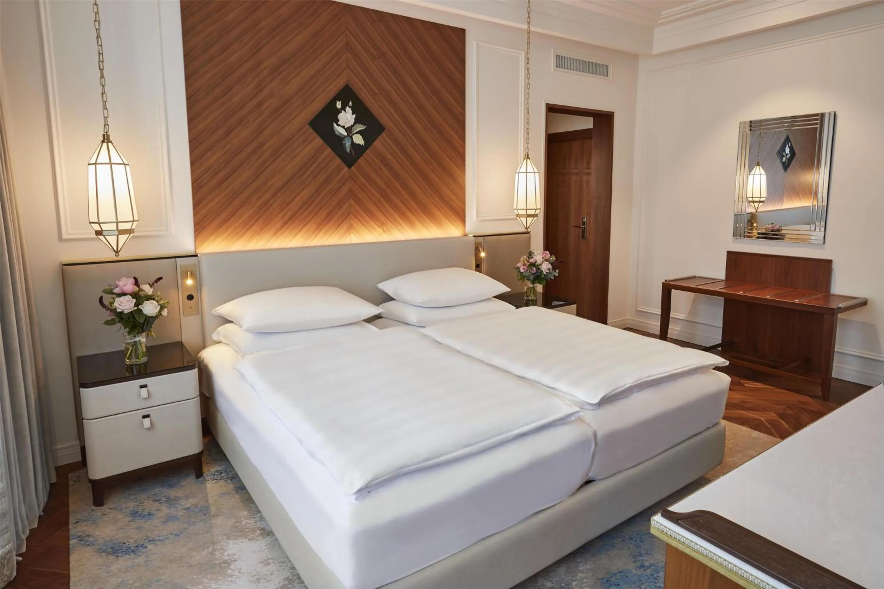 Property building, Bed in Vier Jahreszeiten Kempinski München