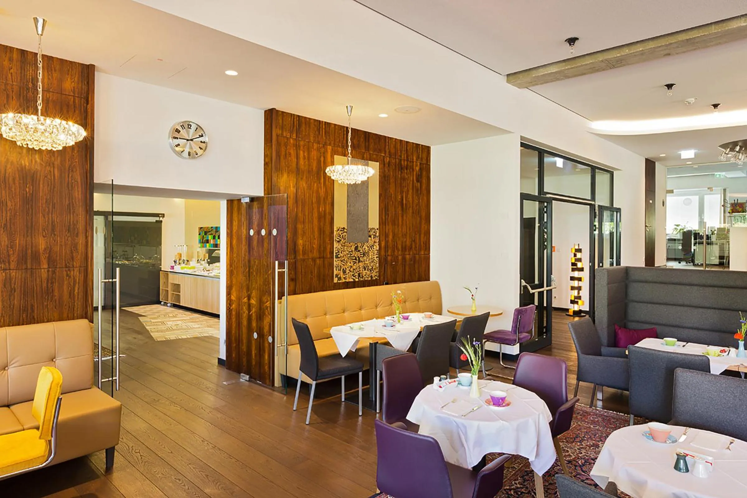 Restaurant/places to eat in At the Park Hotel