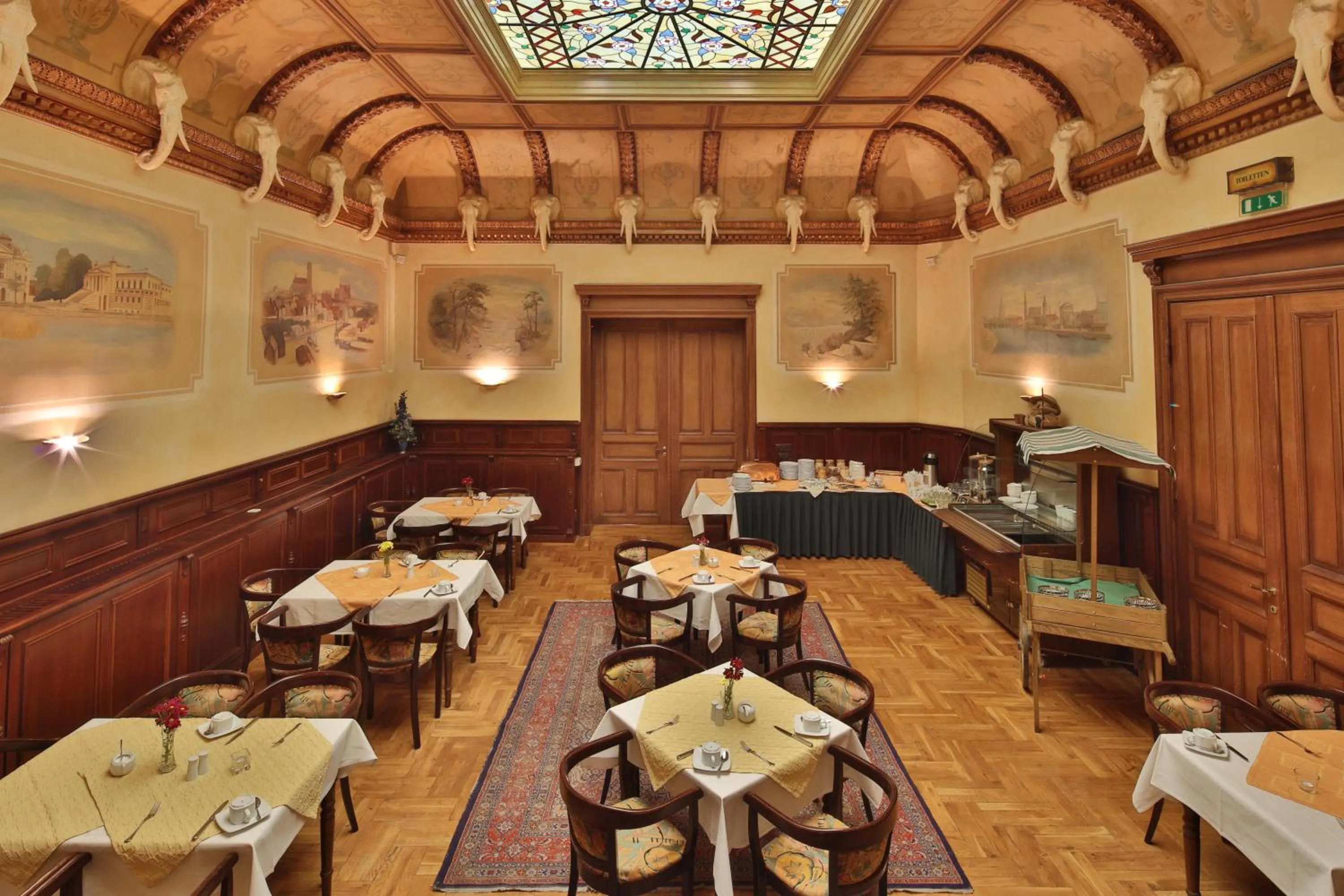 Restaurant/places to eat in Hotel Elefant