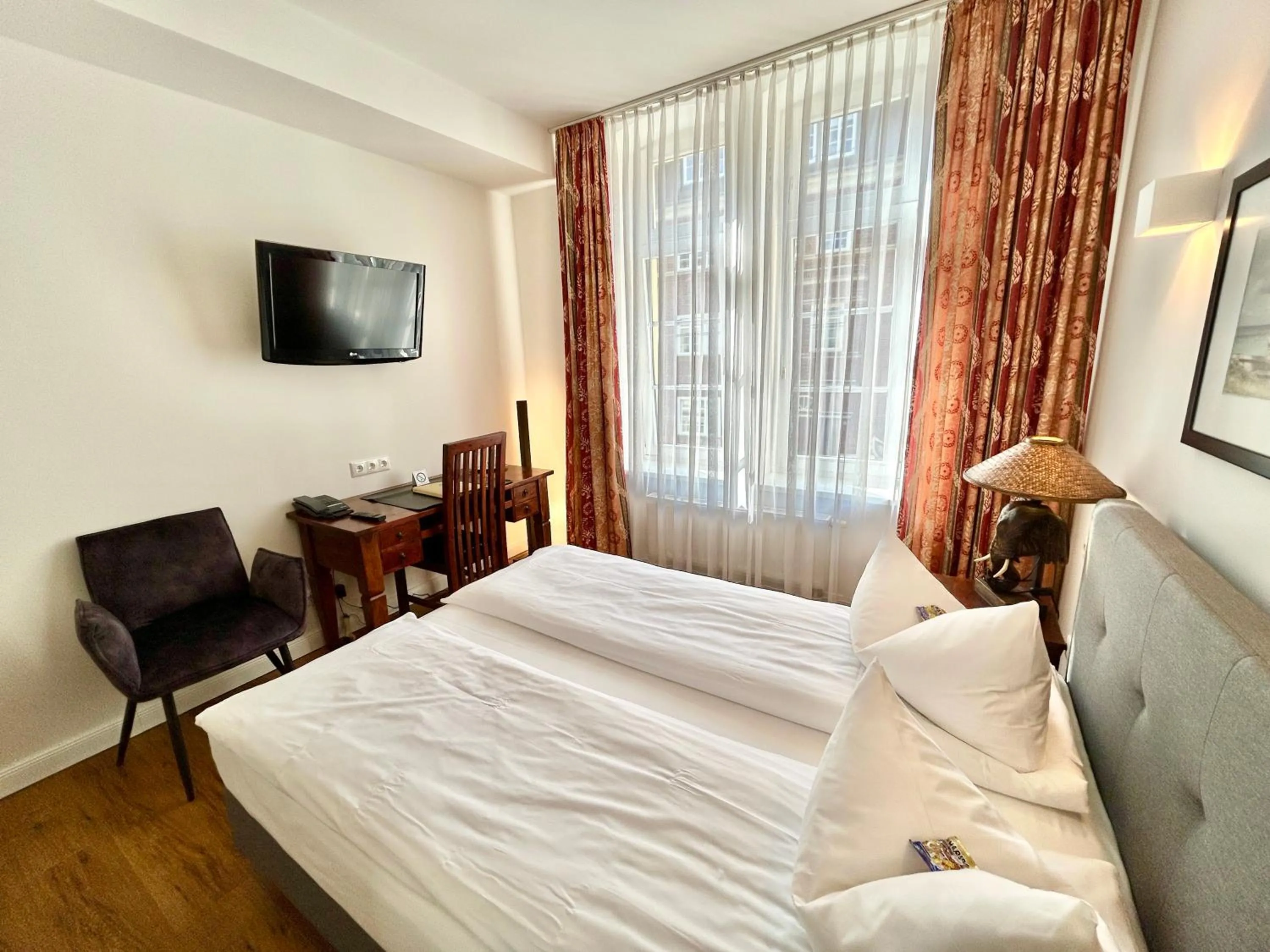 Photo of the whole room, Bed in Hotel Elefant