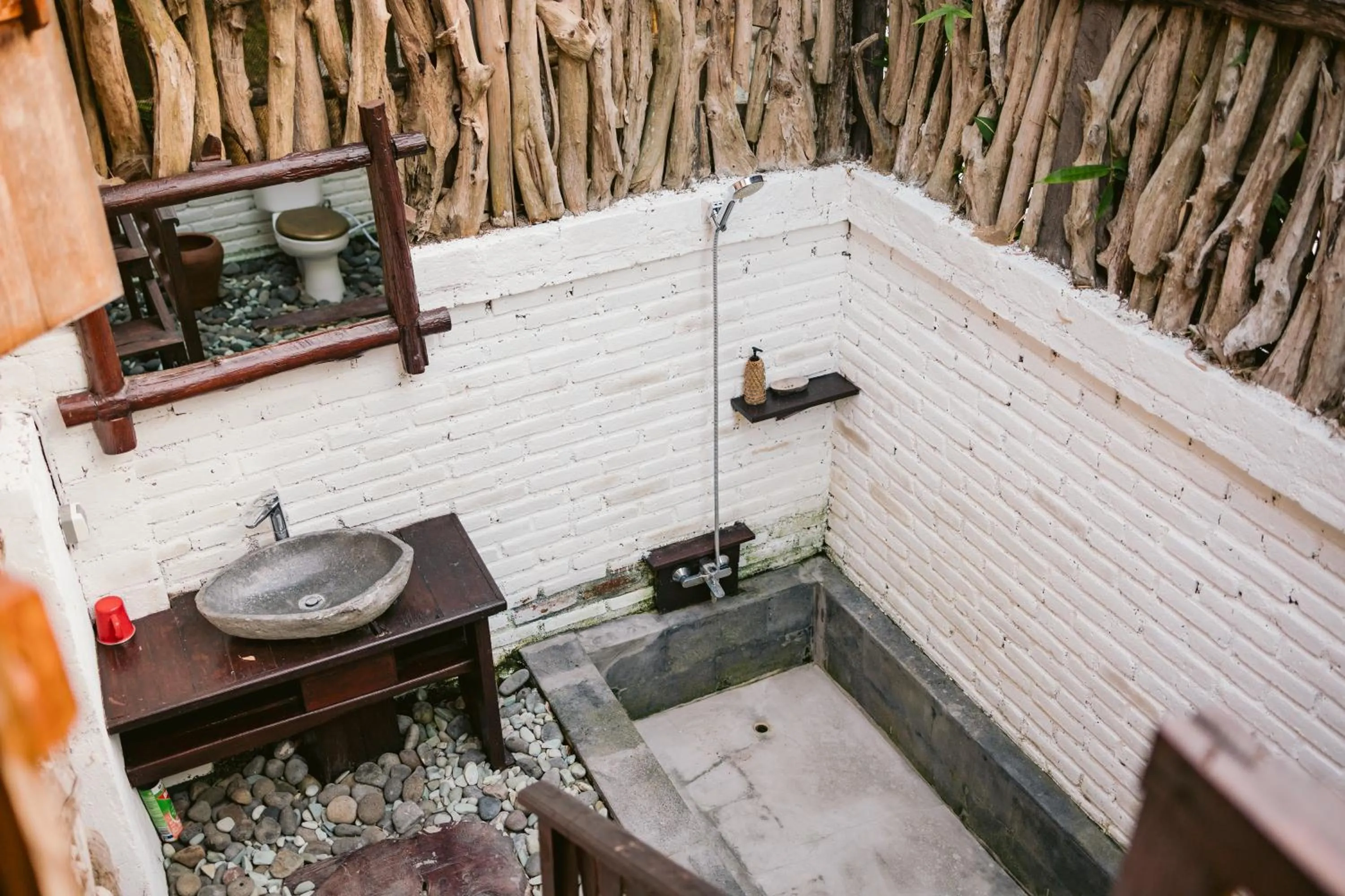 Shower in Ubuntu Bali Eco Yoga Retreat - CANGGU