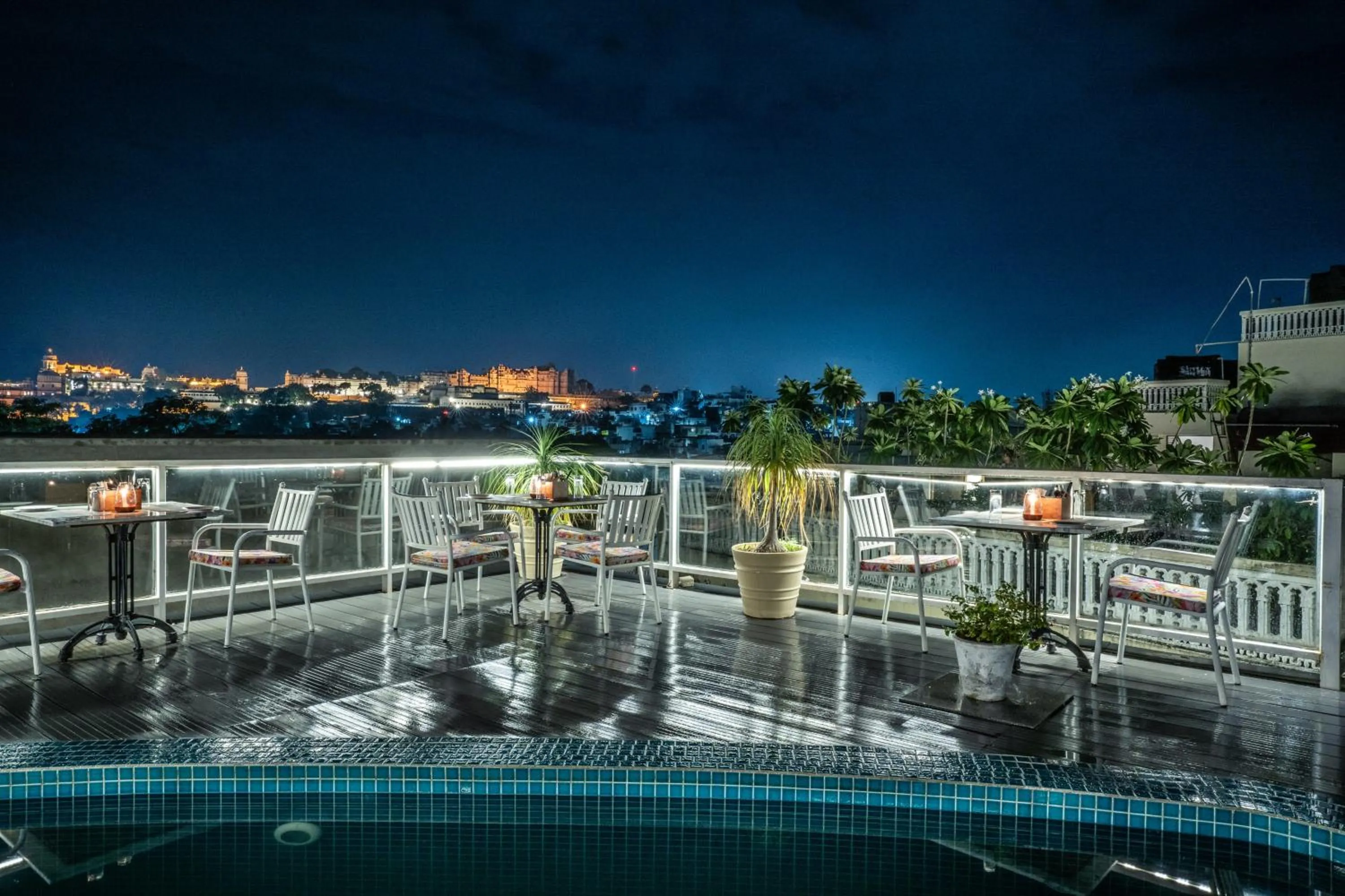 Restaurant/places to eat in Tripli Hotels Shambhu Villas