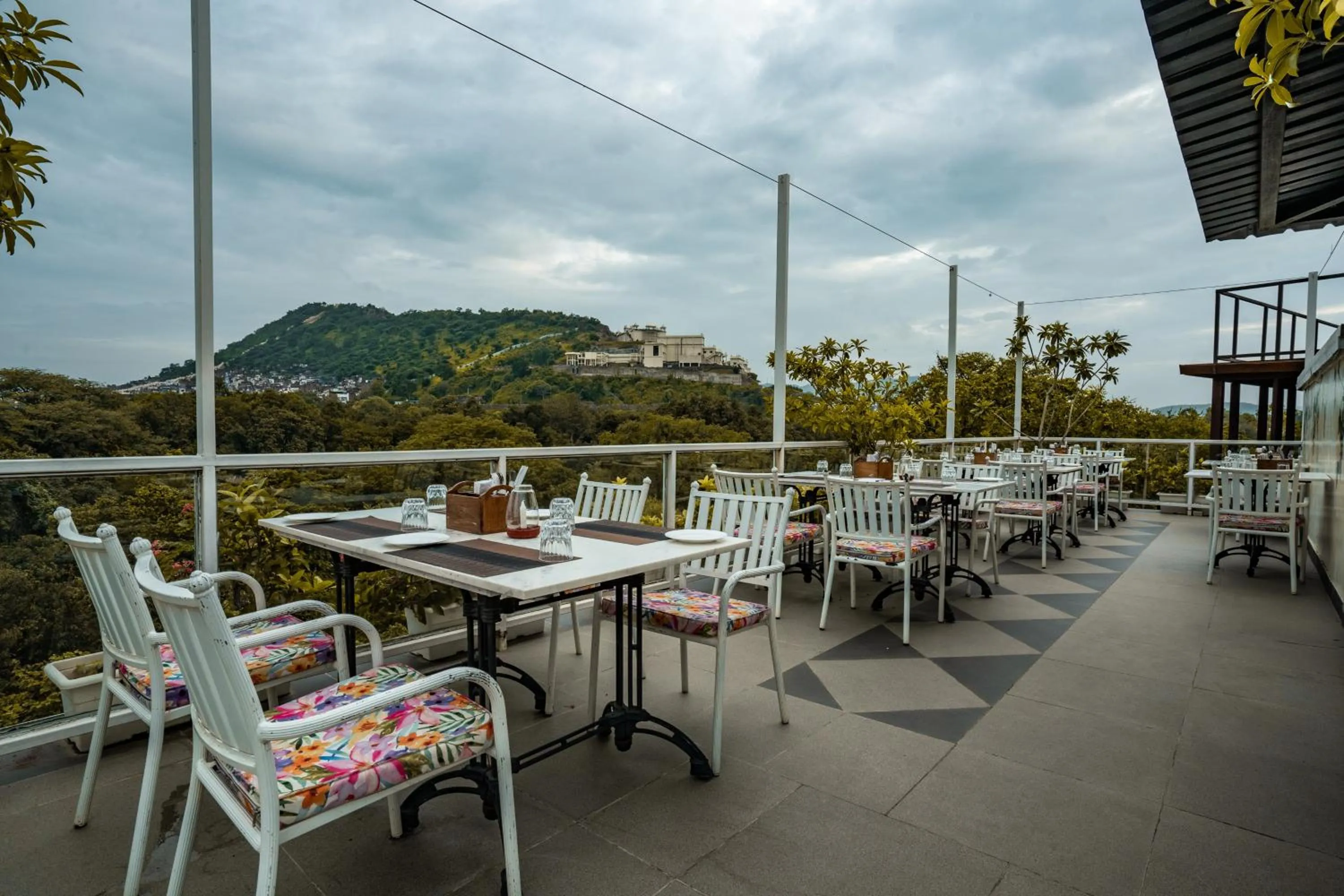 Restaurant/places to eat in Tripli Hotels Shambhu Villas