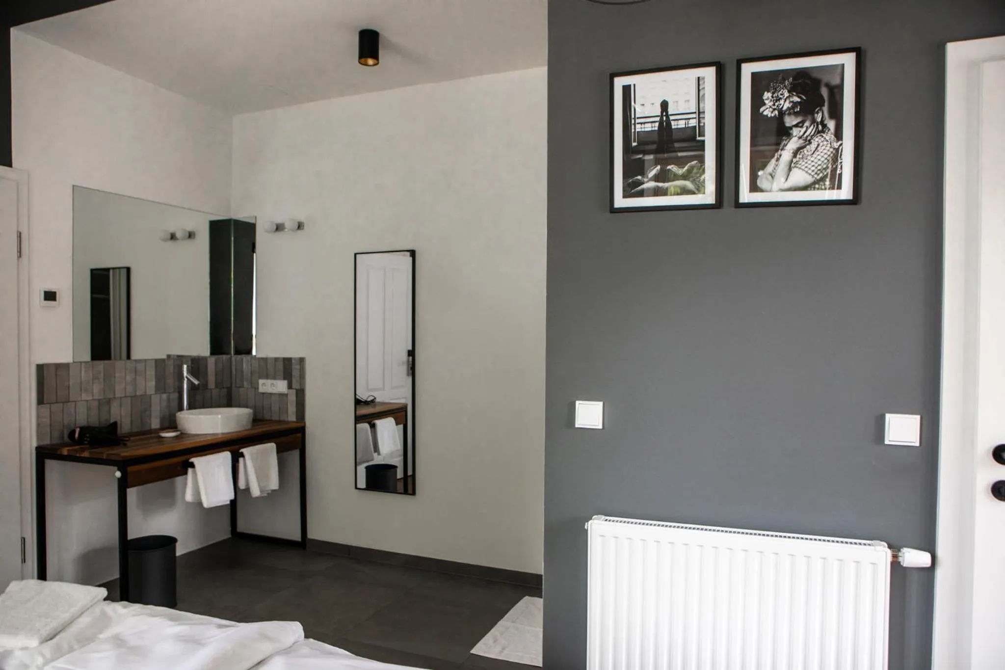 Bathroom, Bed in Hotel Restaurant Joseph