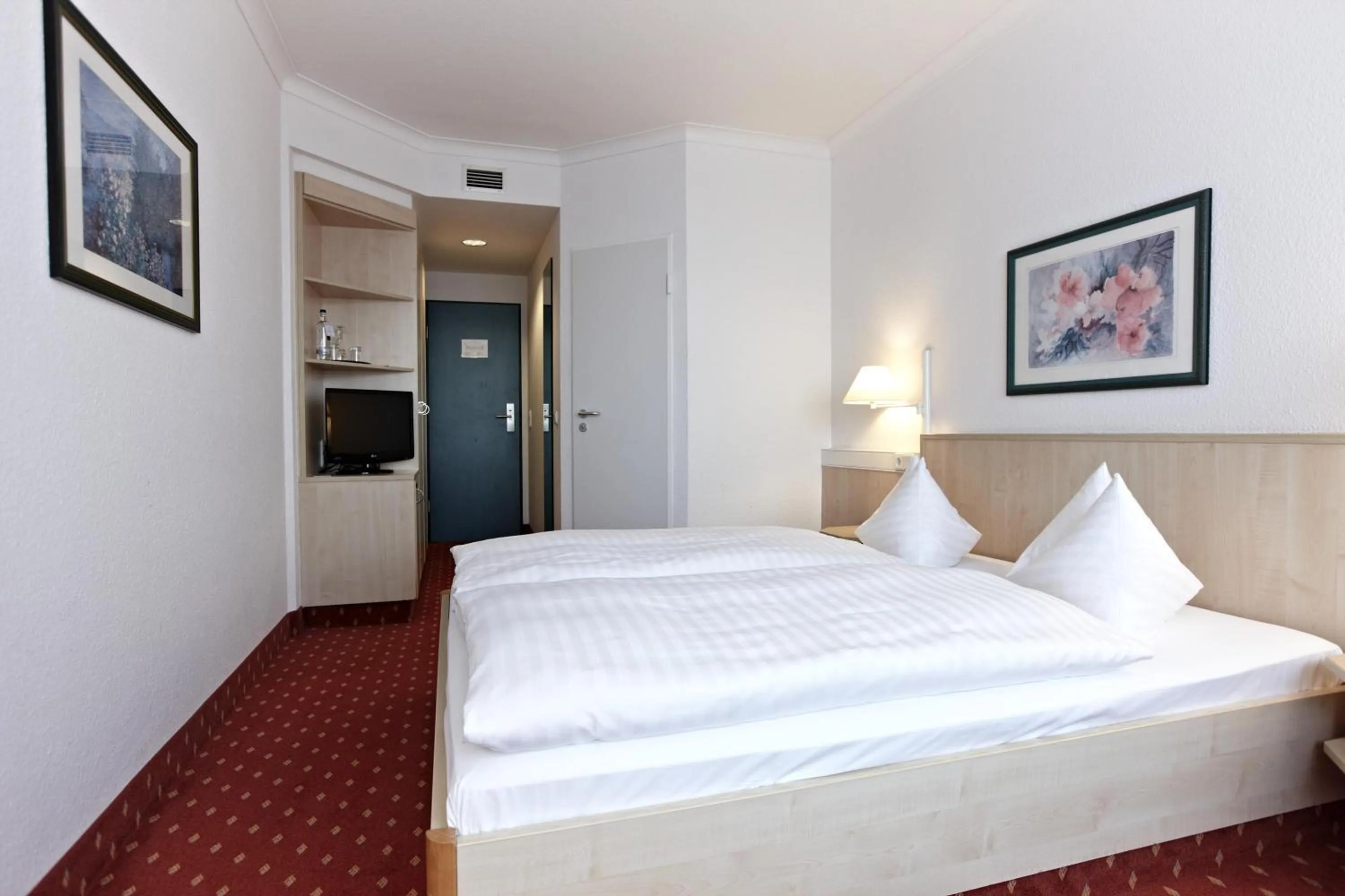 Photo of the whole room, Bed in IntercityHotel Schwerin