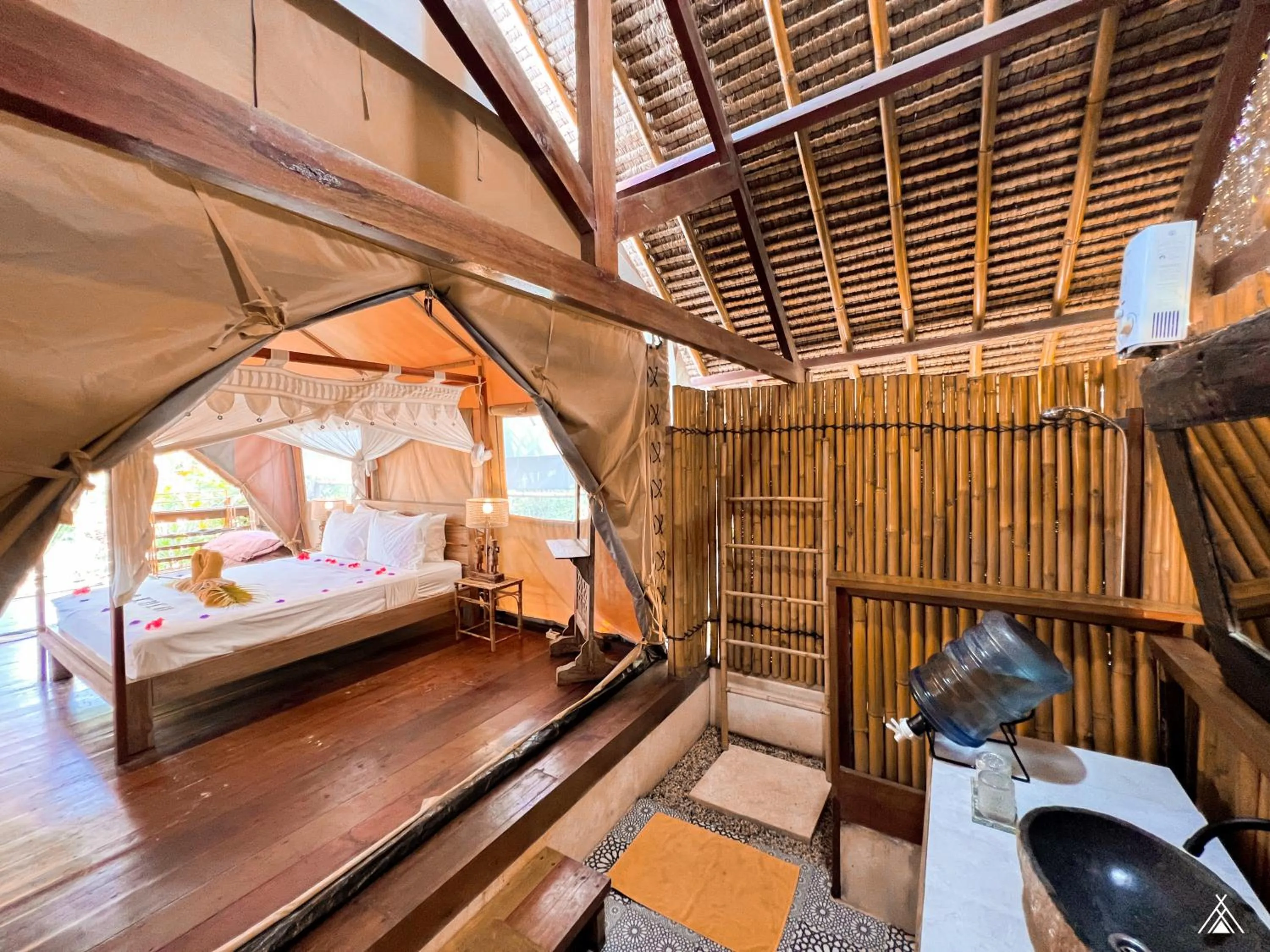 Shower, Bed in La Cocoteraie Ecolodge - Luxury Glamping Tents