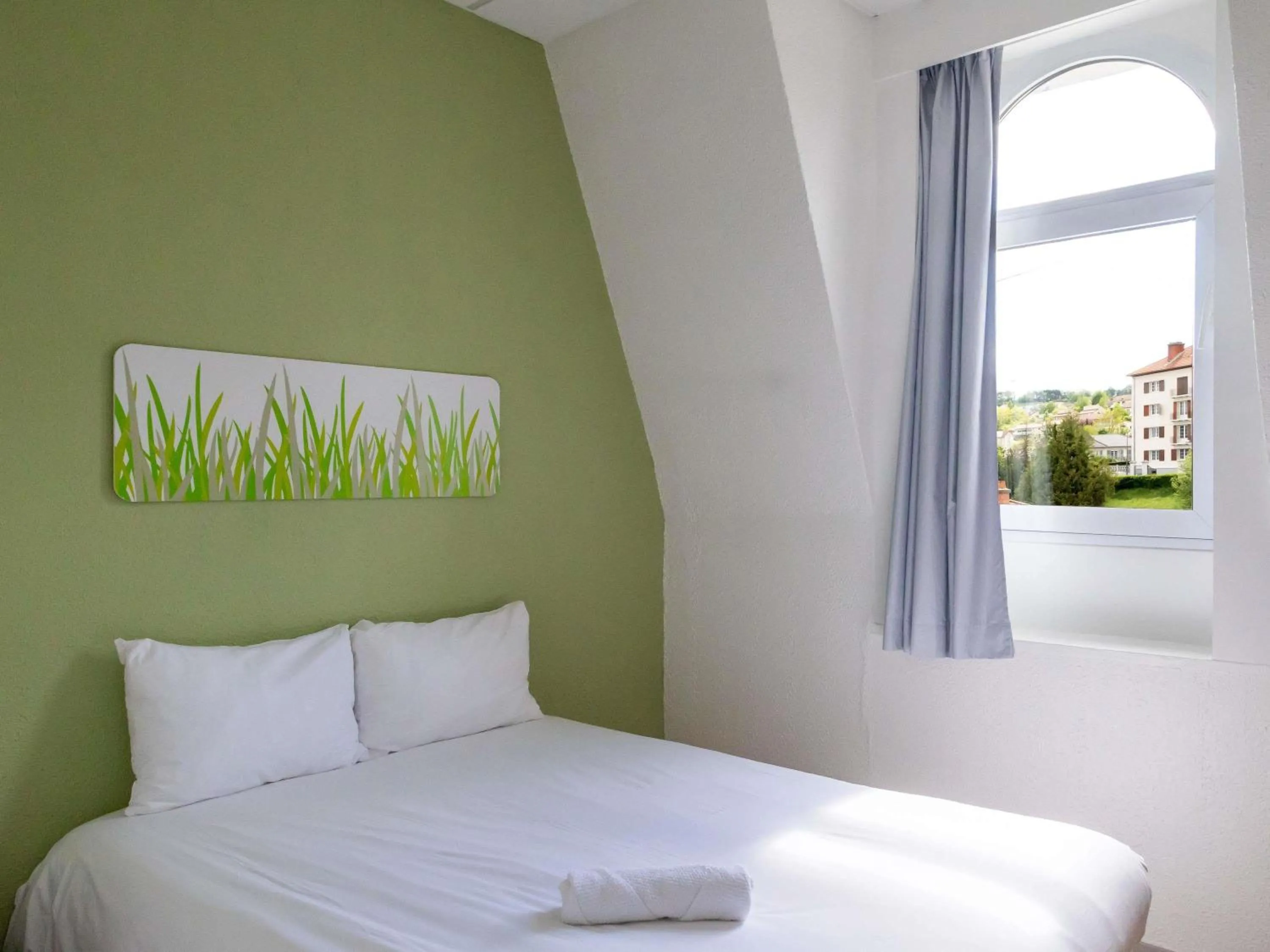 Bedroom, Bed in ibis budget Le Puy En Velay
