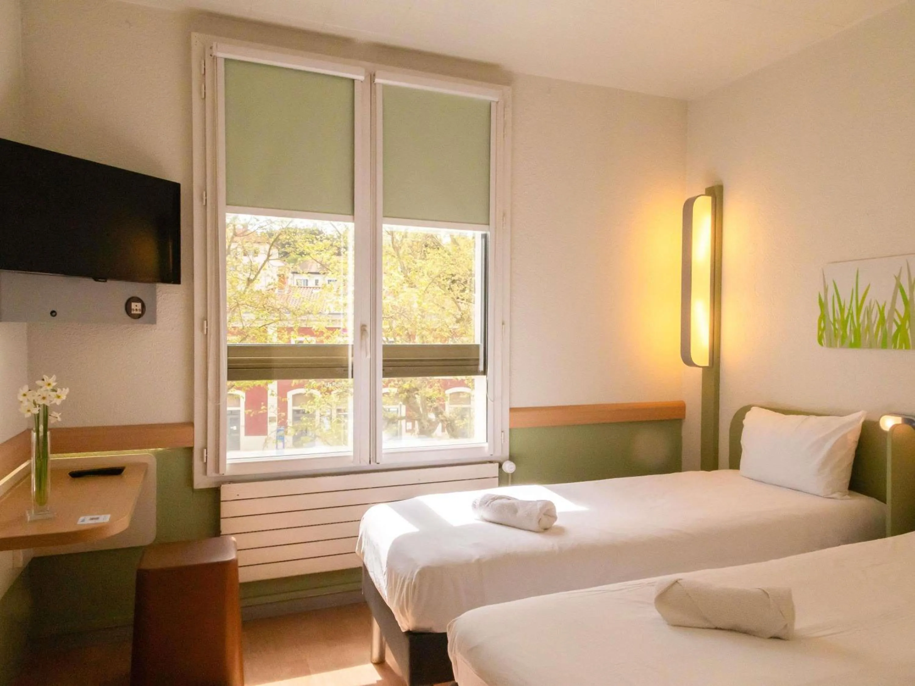 Bedroom, Bed in ibis budget Le Puy En Velay