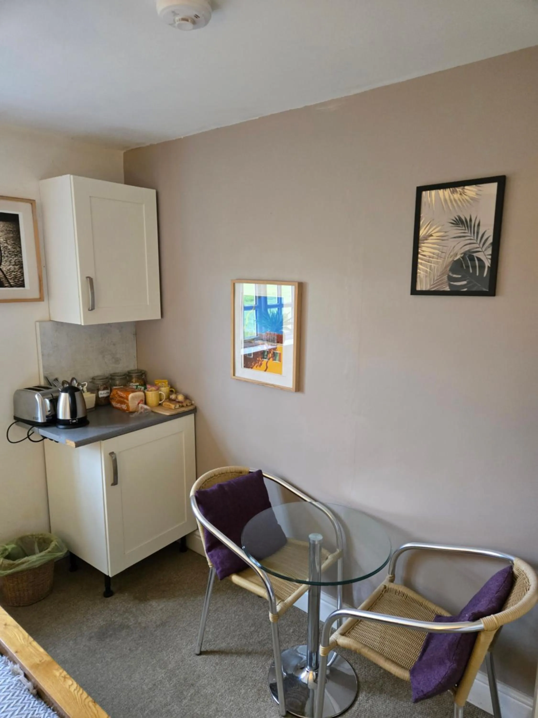 Kitchen or kitchenette in Wayside B&B