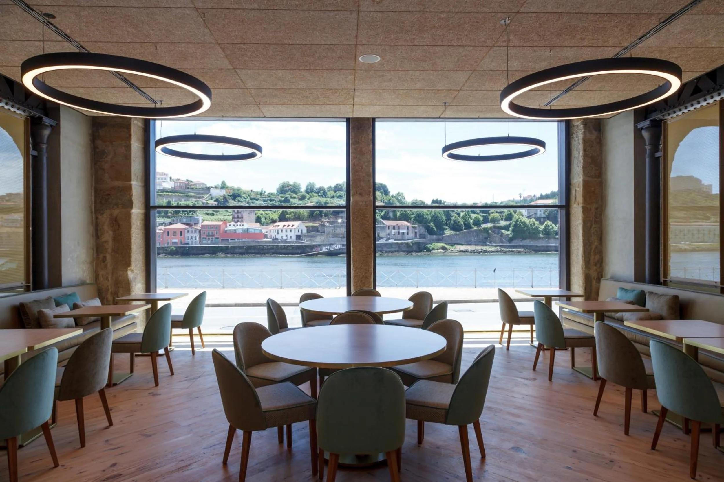 Restaurant/places to eat in NEYA Porto Hotel