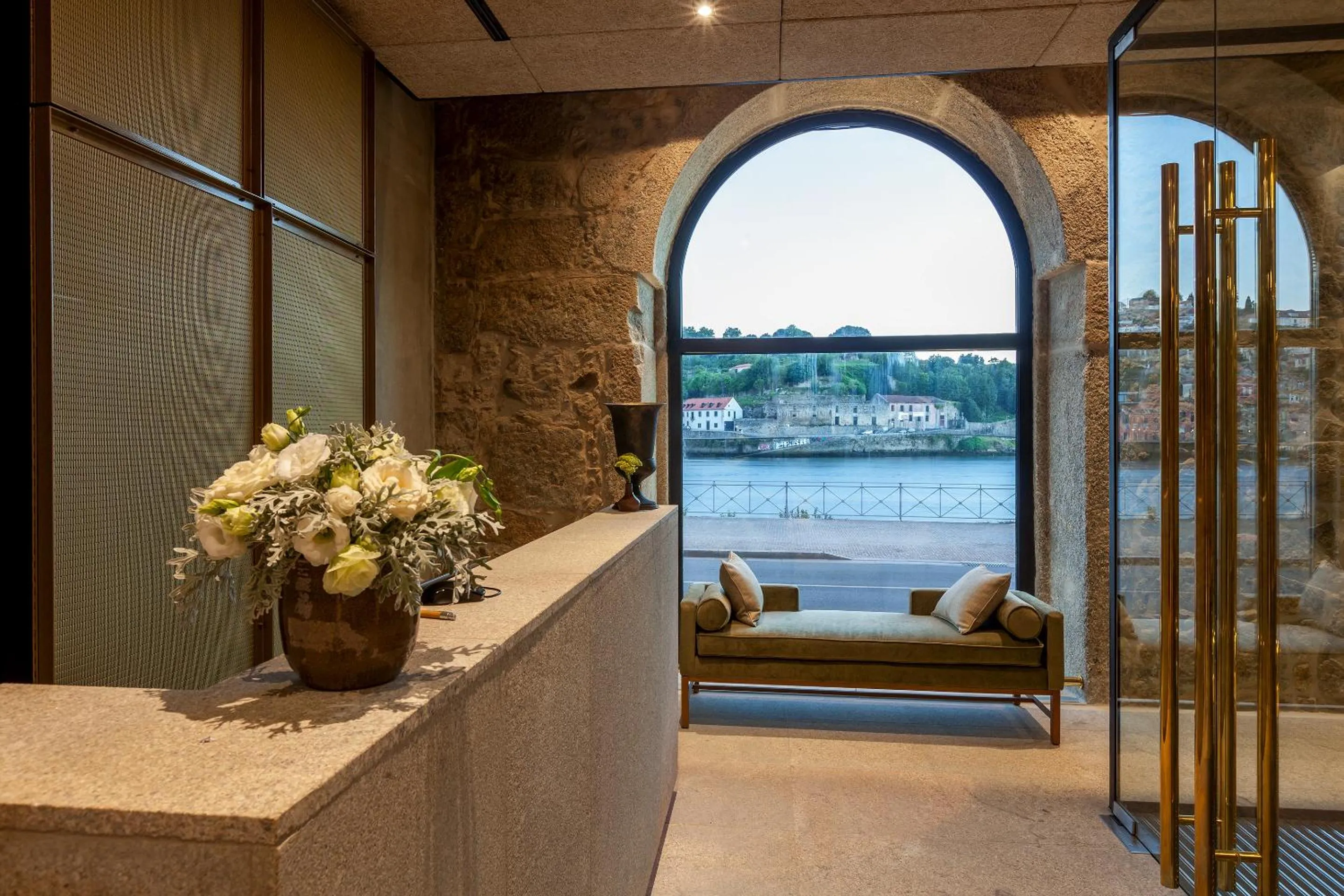 Restaurant/places to eat in NEYA Porto Hotel