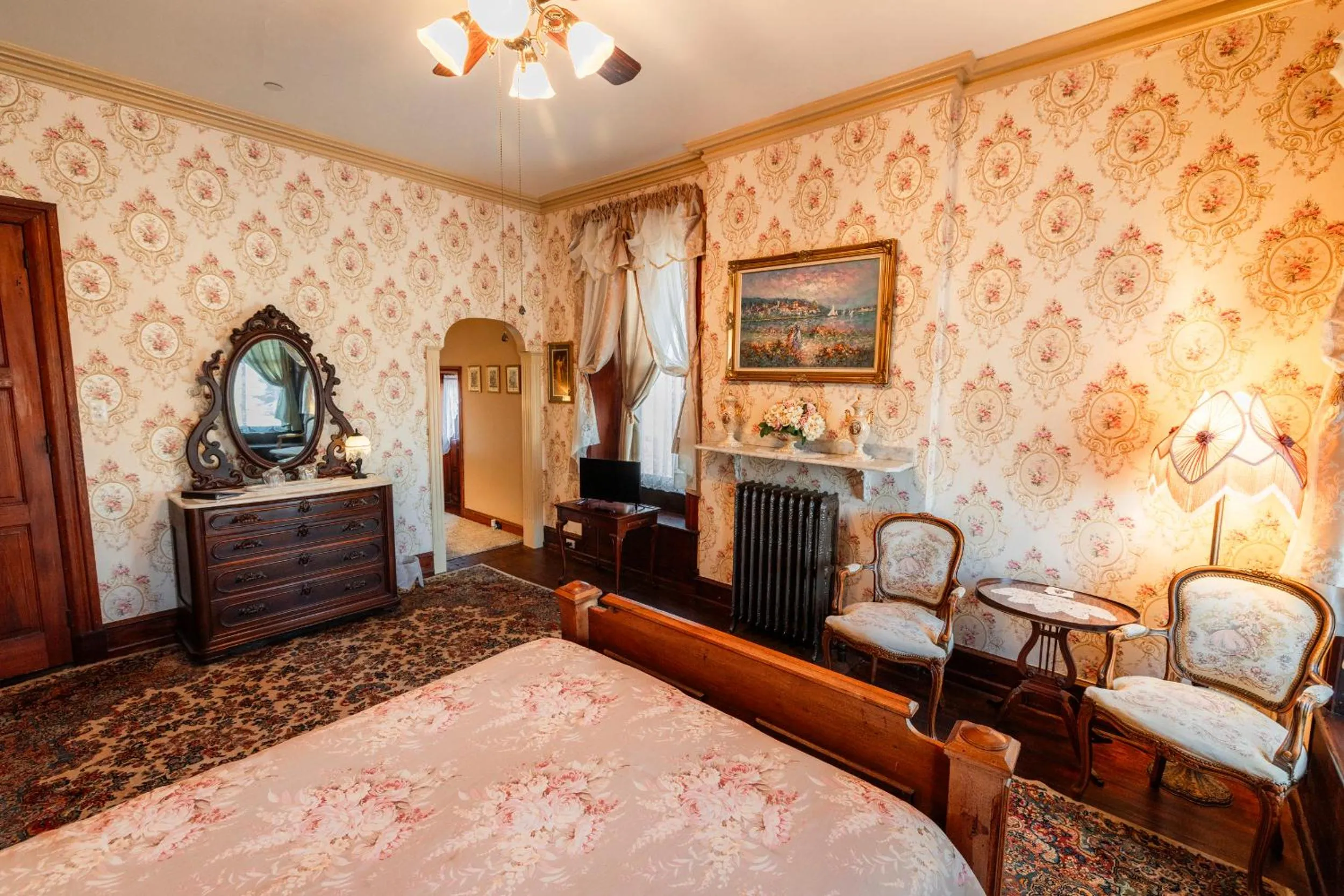 Bed in Gifford-Risley House Bed and Breakfast