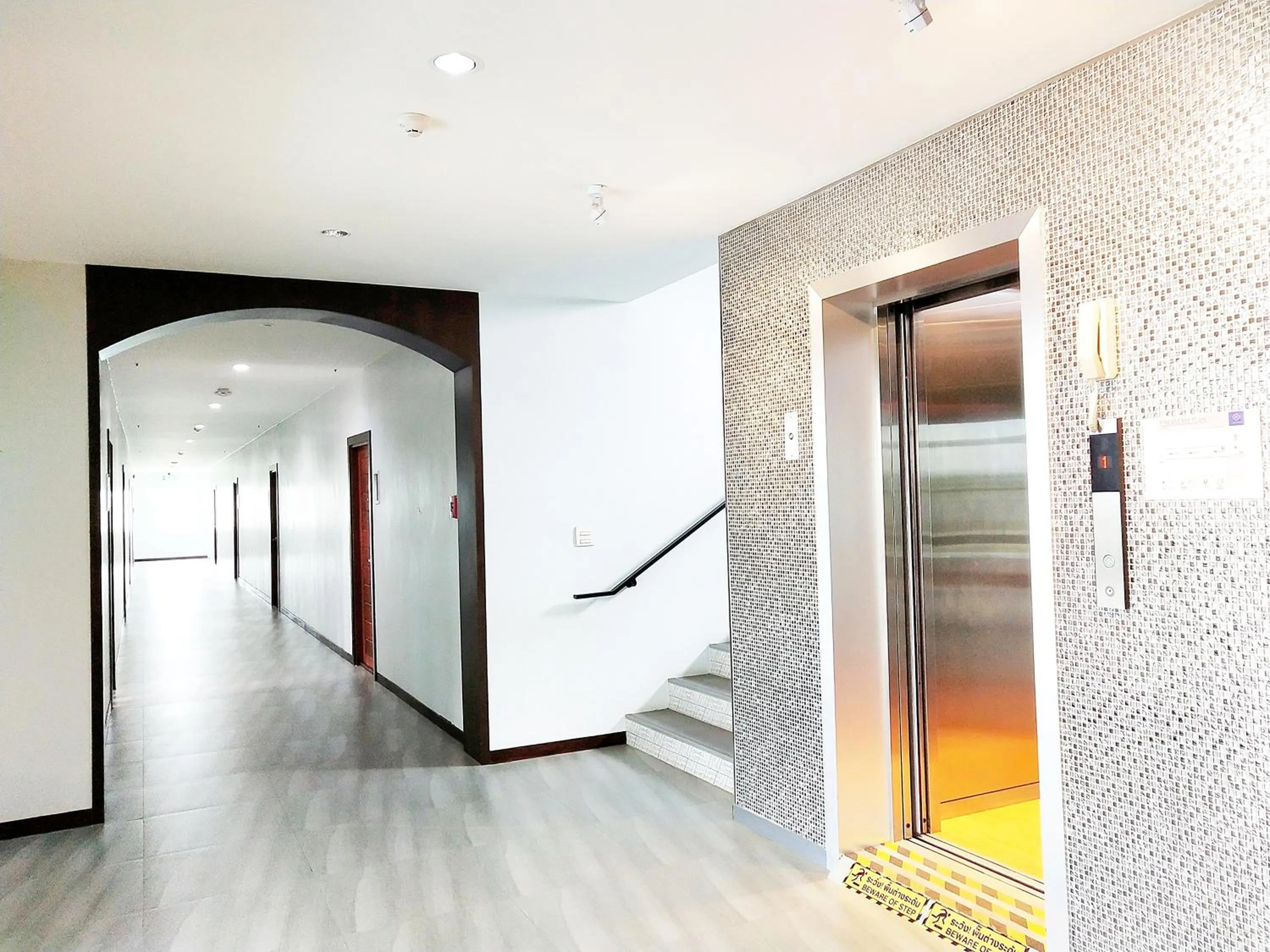 elevator in โคโค่ โฮเทล KOCO Hotel