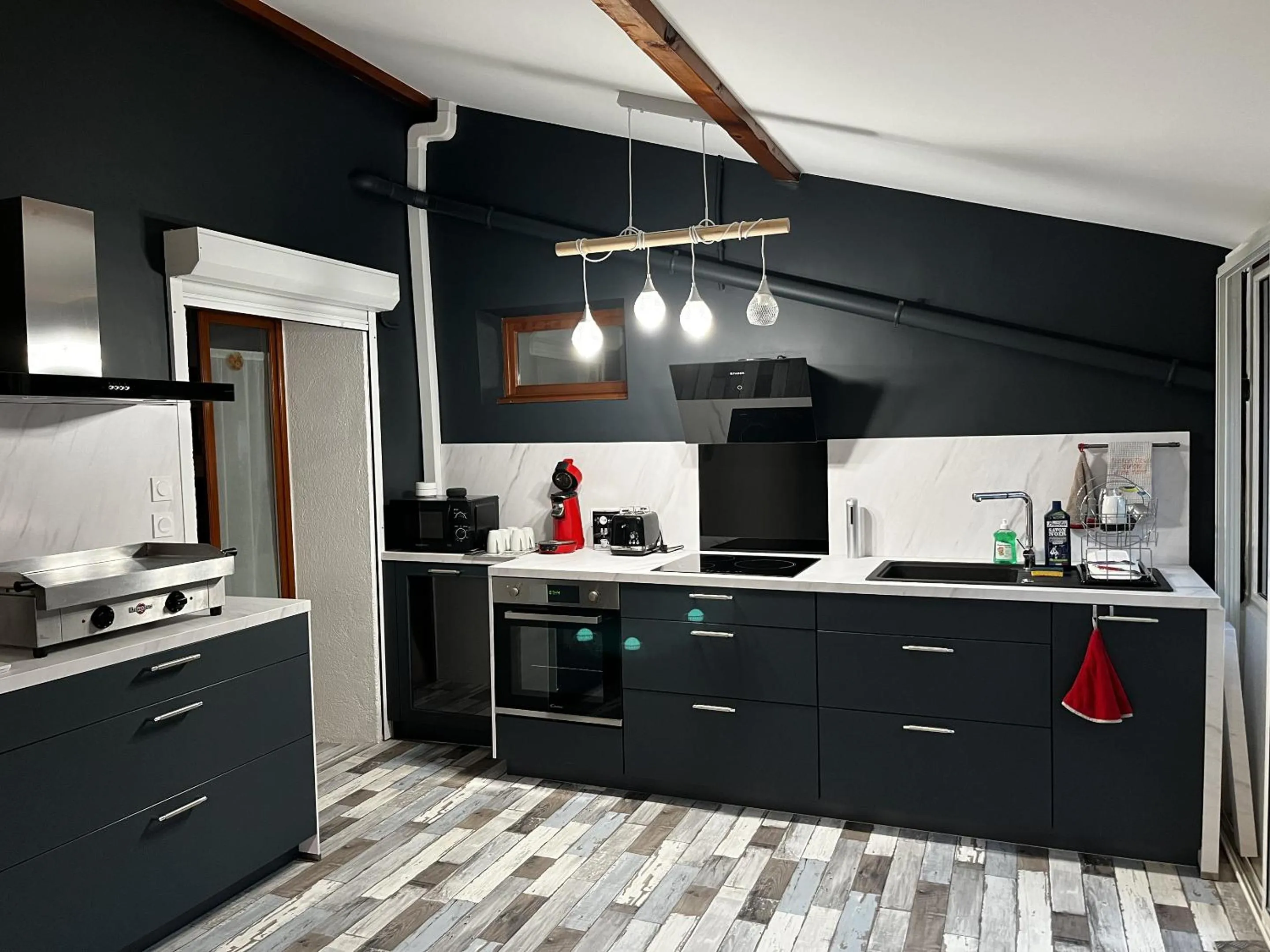 Kitchen or kitchenette in Maison Piscine et Jacuzzi