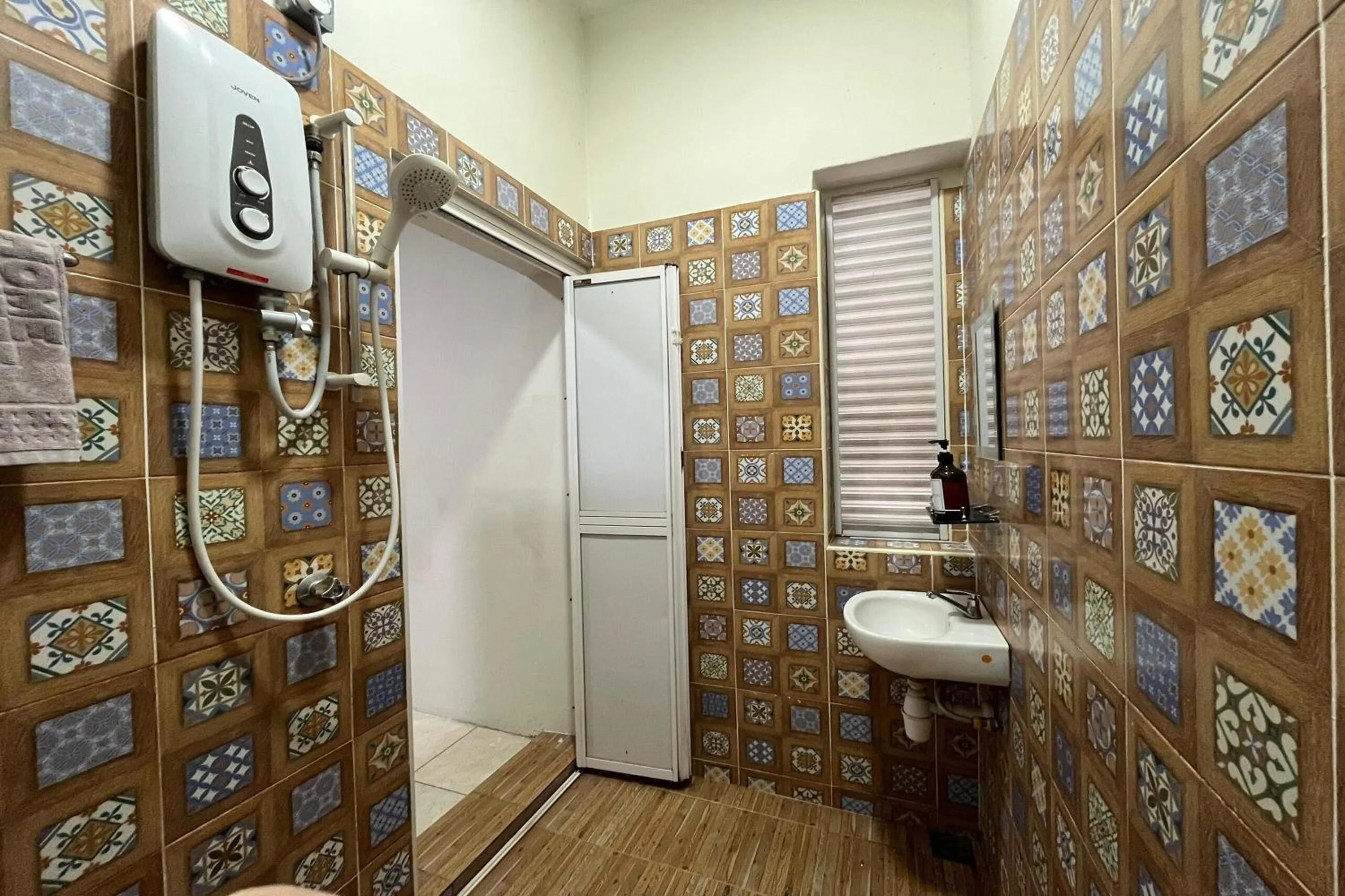 Shower in Inapan Taman Herba