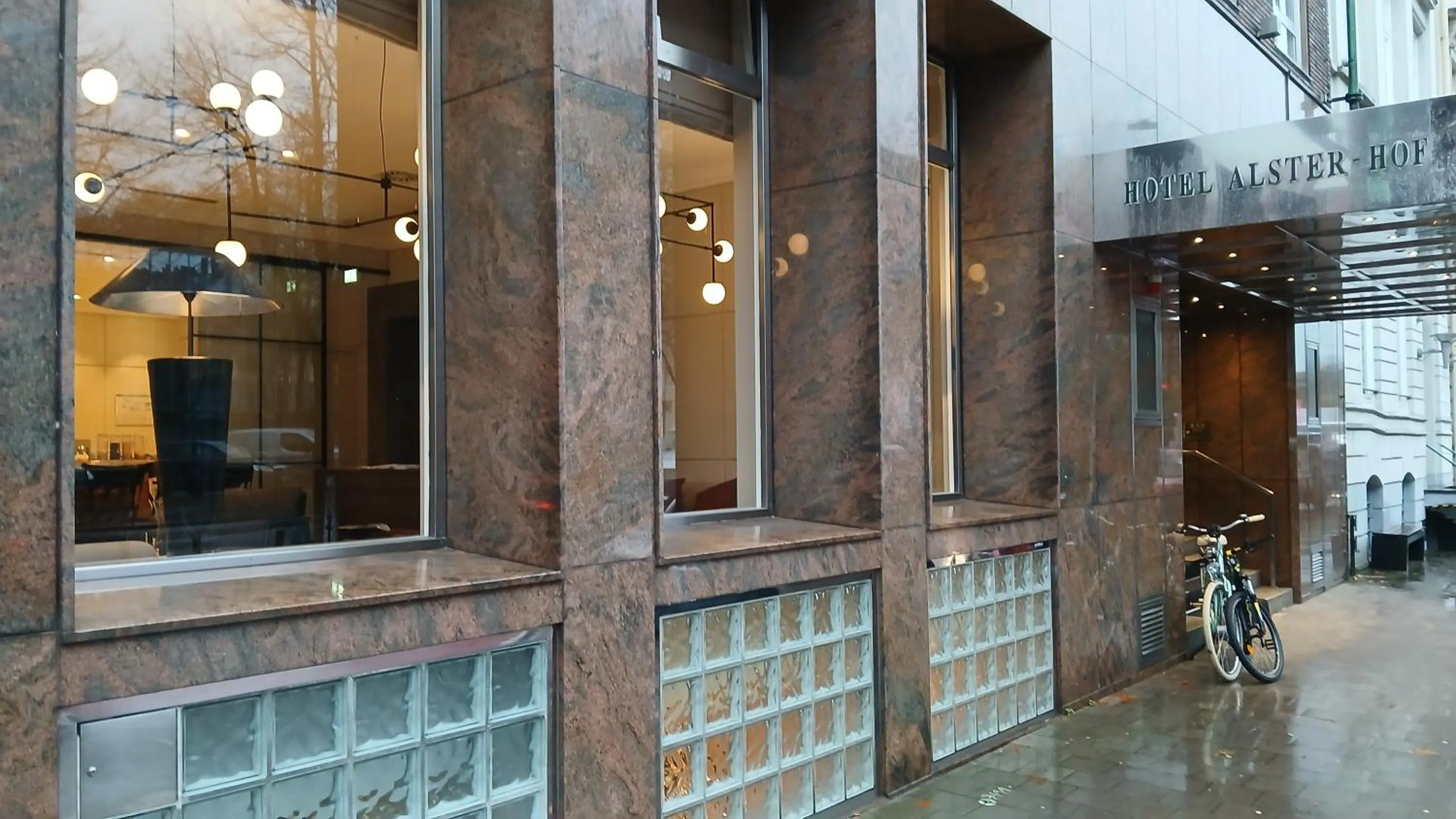 Property building in Alster-Hof