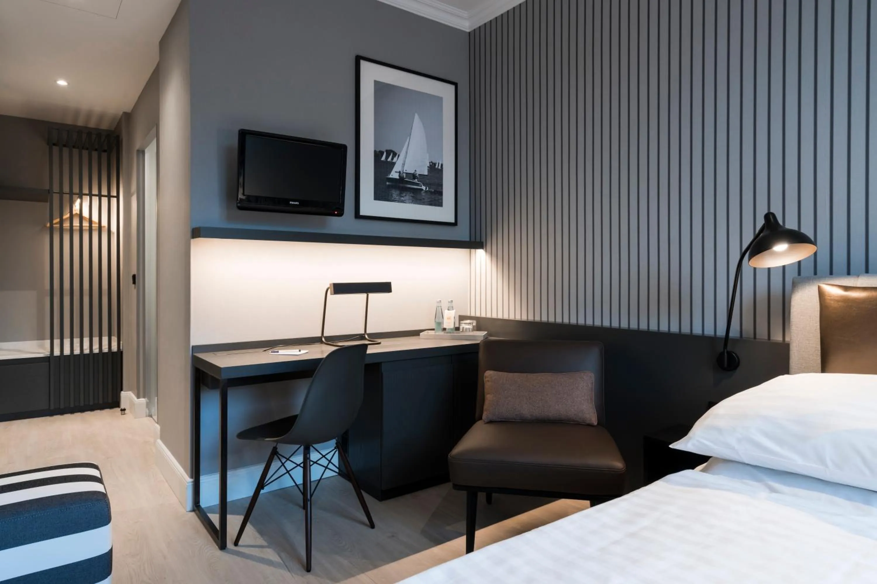 Photo of the whole room, Bed in Alster-Hof