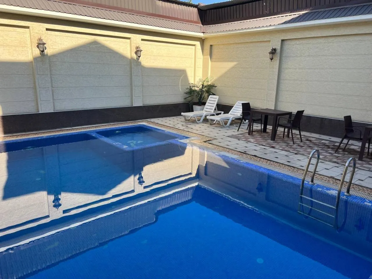 Swimming pool in Shosh Palace