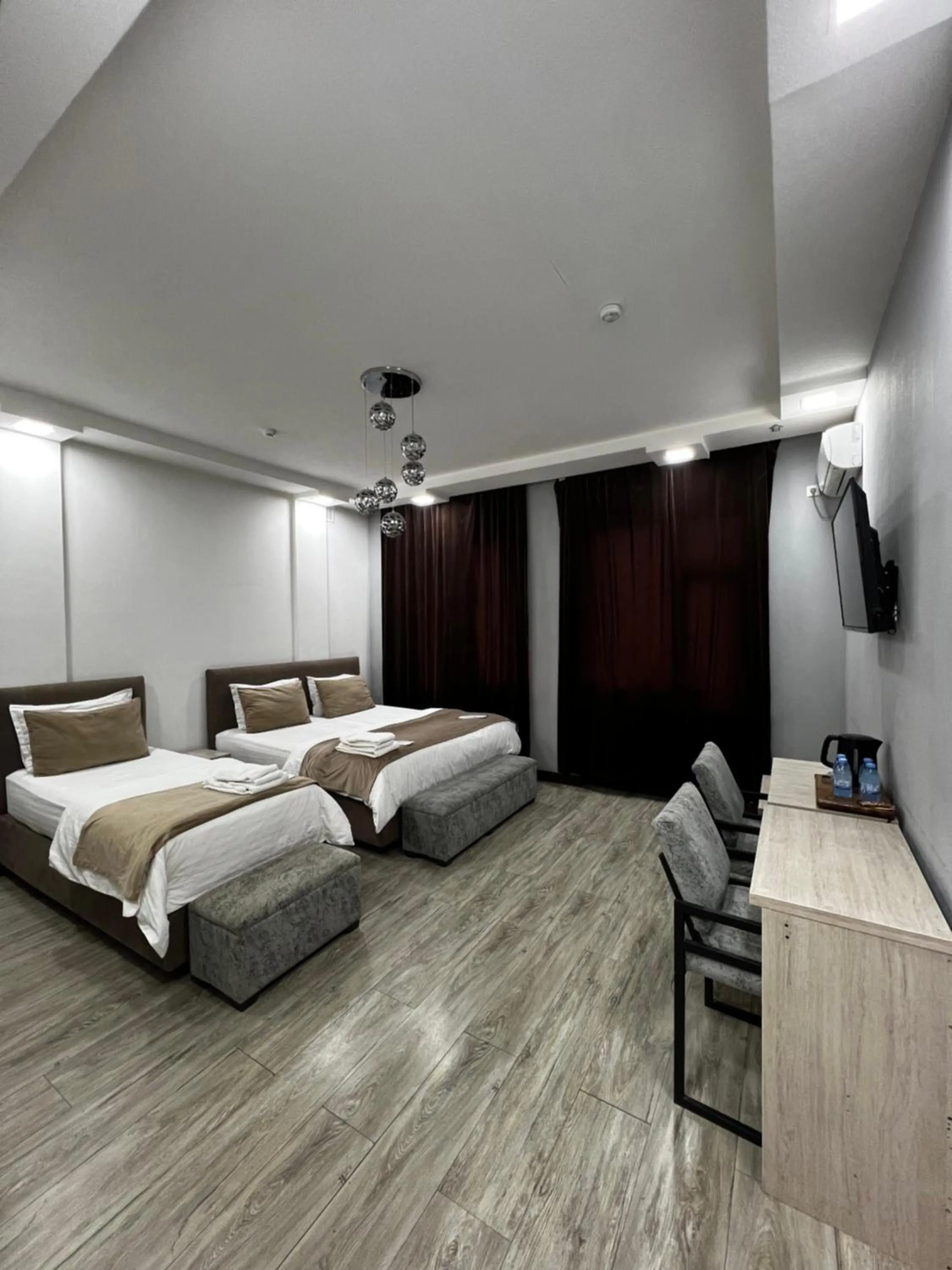 Photo of the whole room, Bed in Shosh Palace