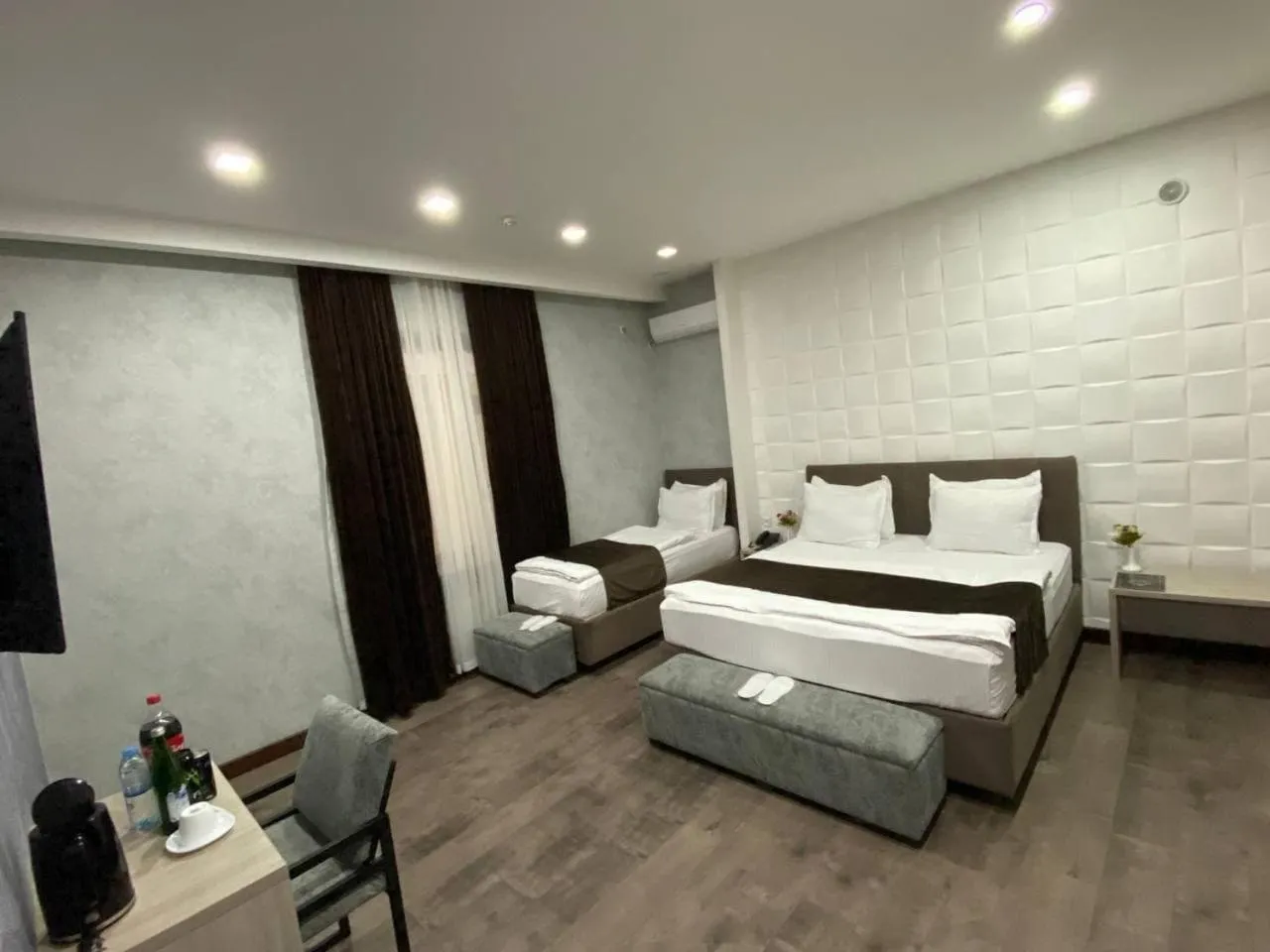 Photo of the whole room, Bed in Shosh Palace