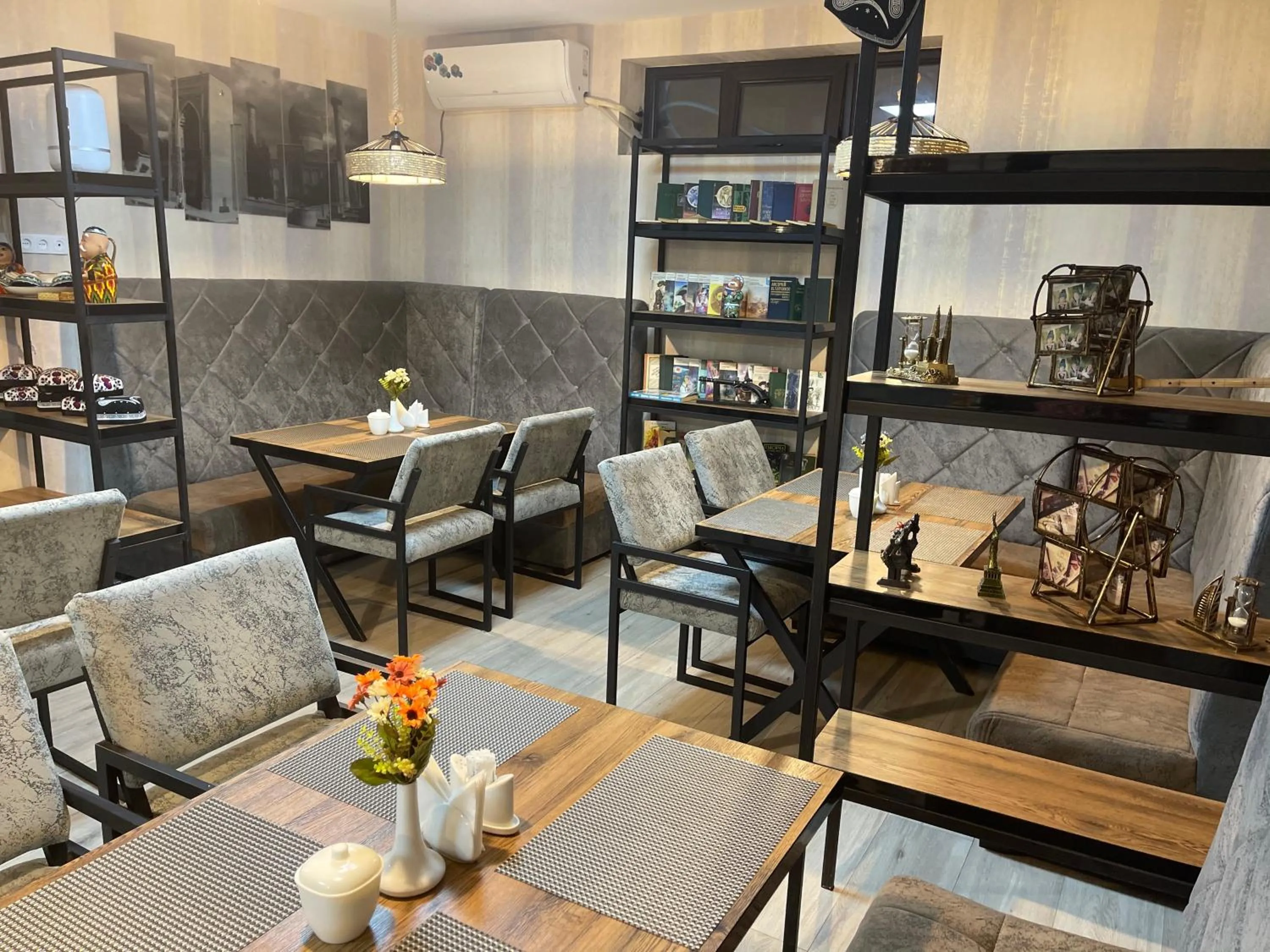 Restaurant/places to eat in Shosh Palace