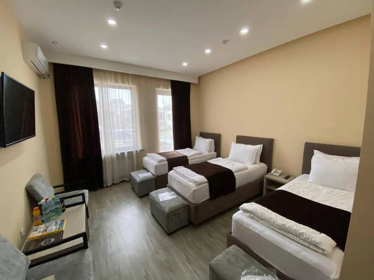 Photo of the whole room, Bed in Shosh Palace