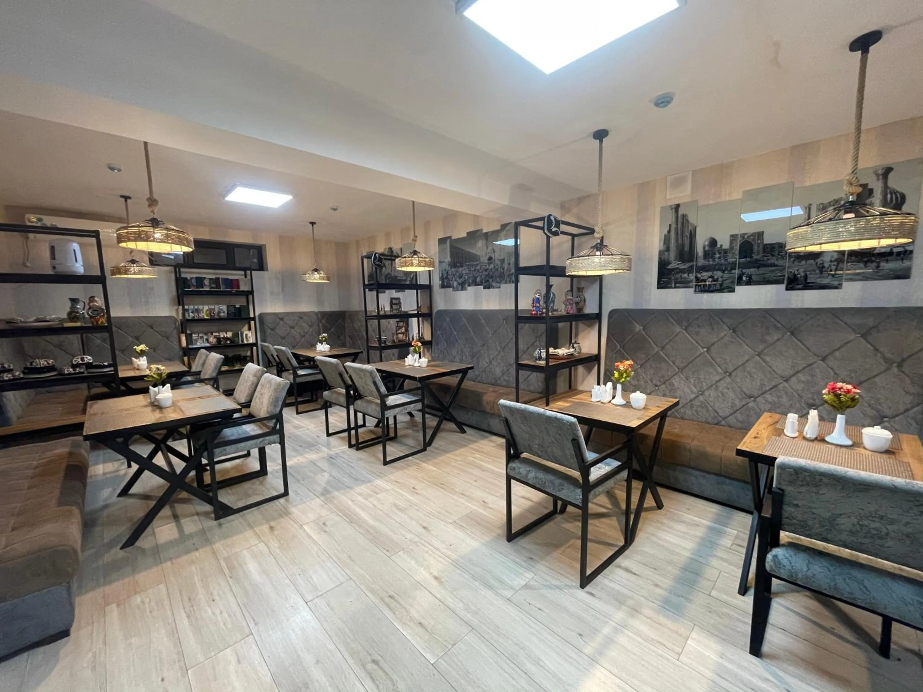 Restaurant/places to eat in Shosh Palace