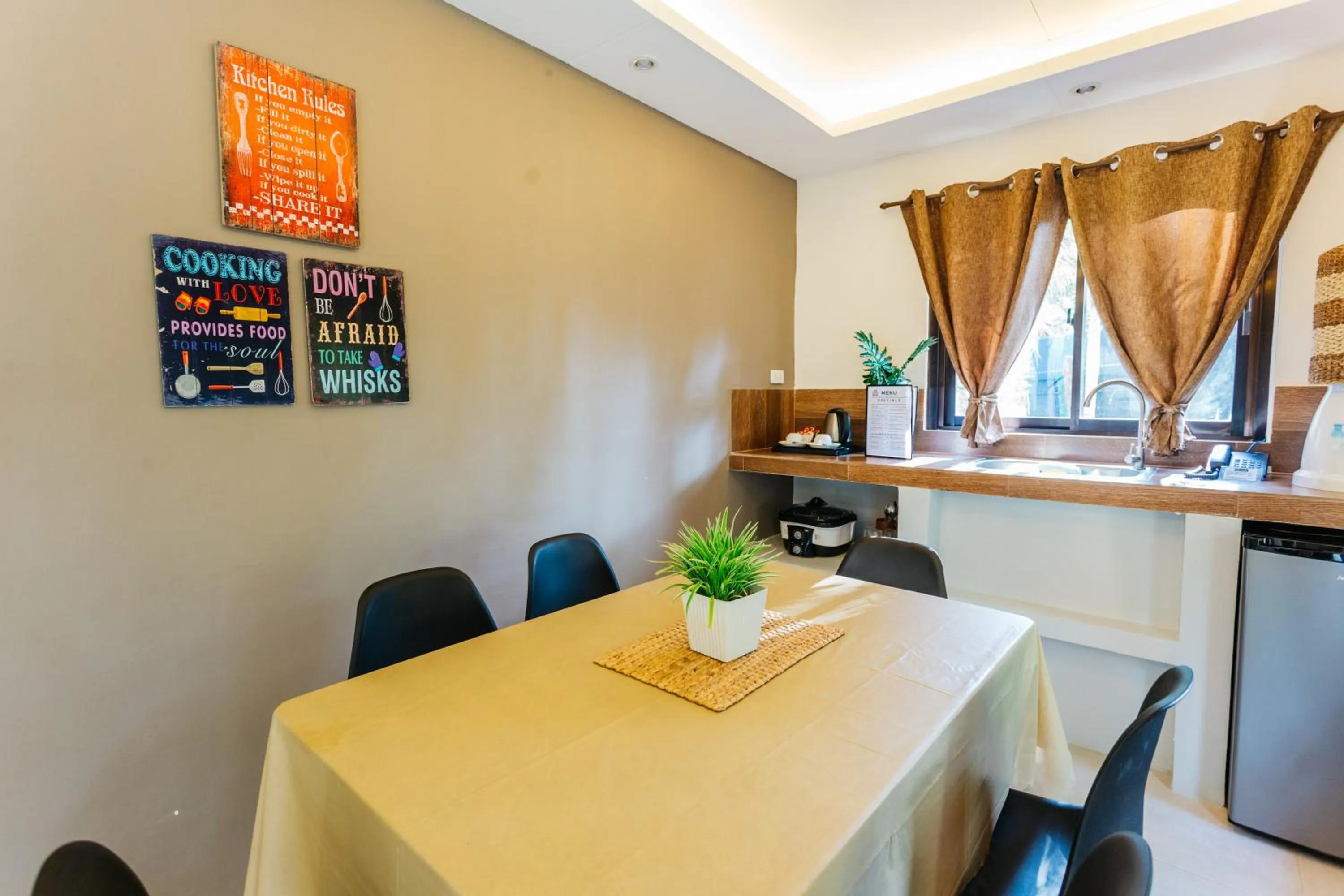 Dining area in Spacio Caliraya Bed & Breakfast