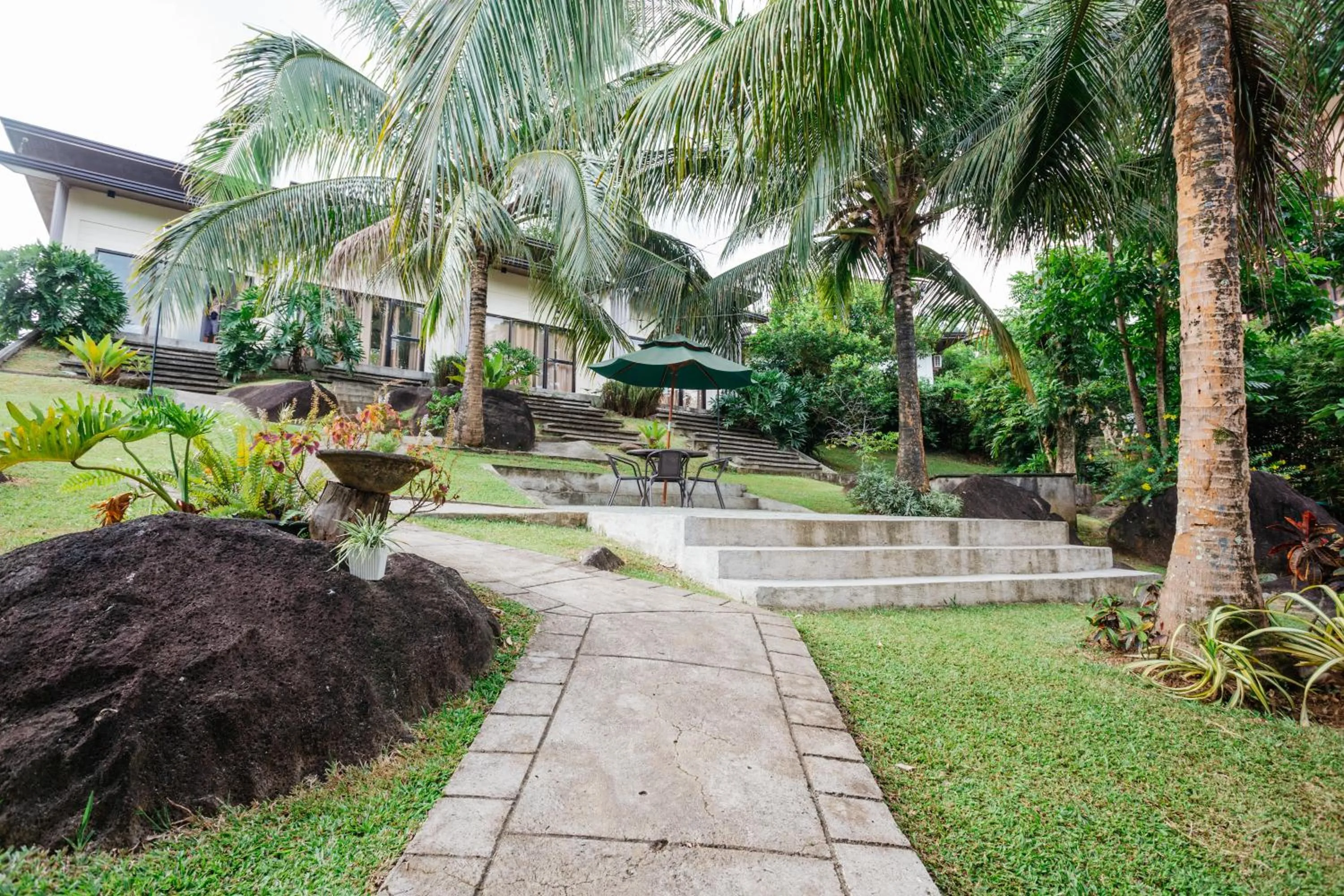 Garden in Spacio Caliraya Bed & Breakfast