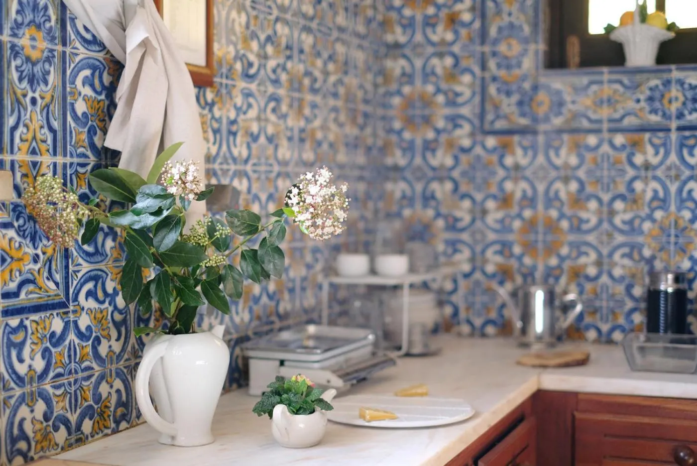 Communal kitchen in AmendoeirasHouse-SustainableLiving