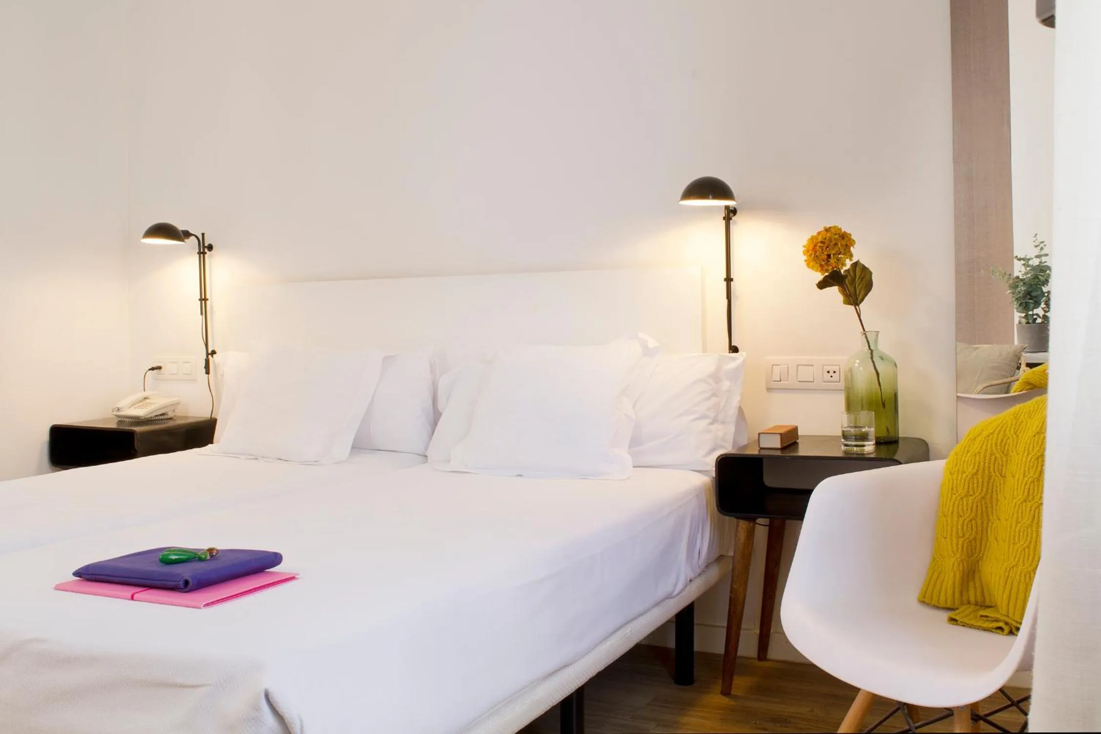 Photo of the whole room, Bed in Som Nit Born