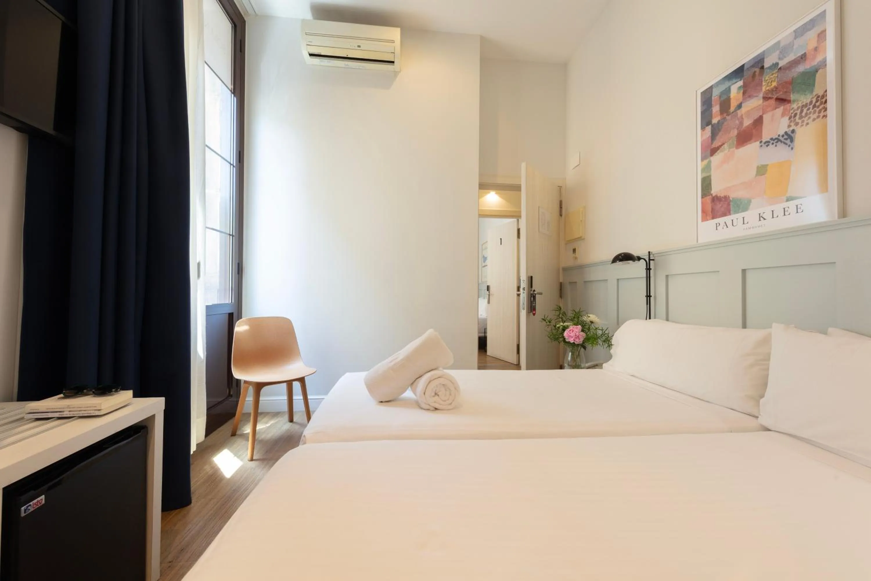 Photo of the whole room, Bed in Som Nit Born