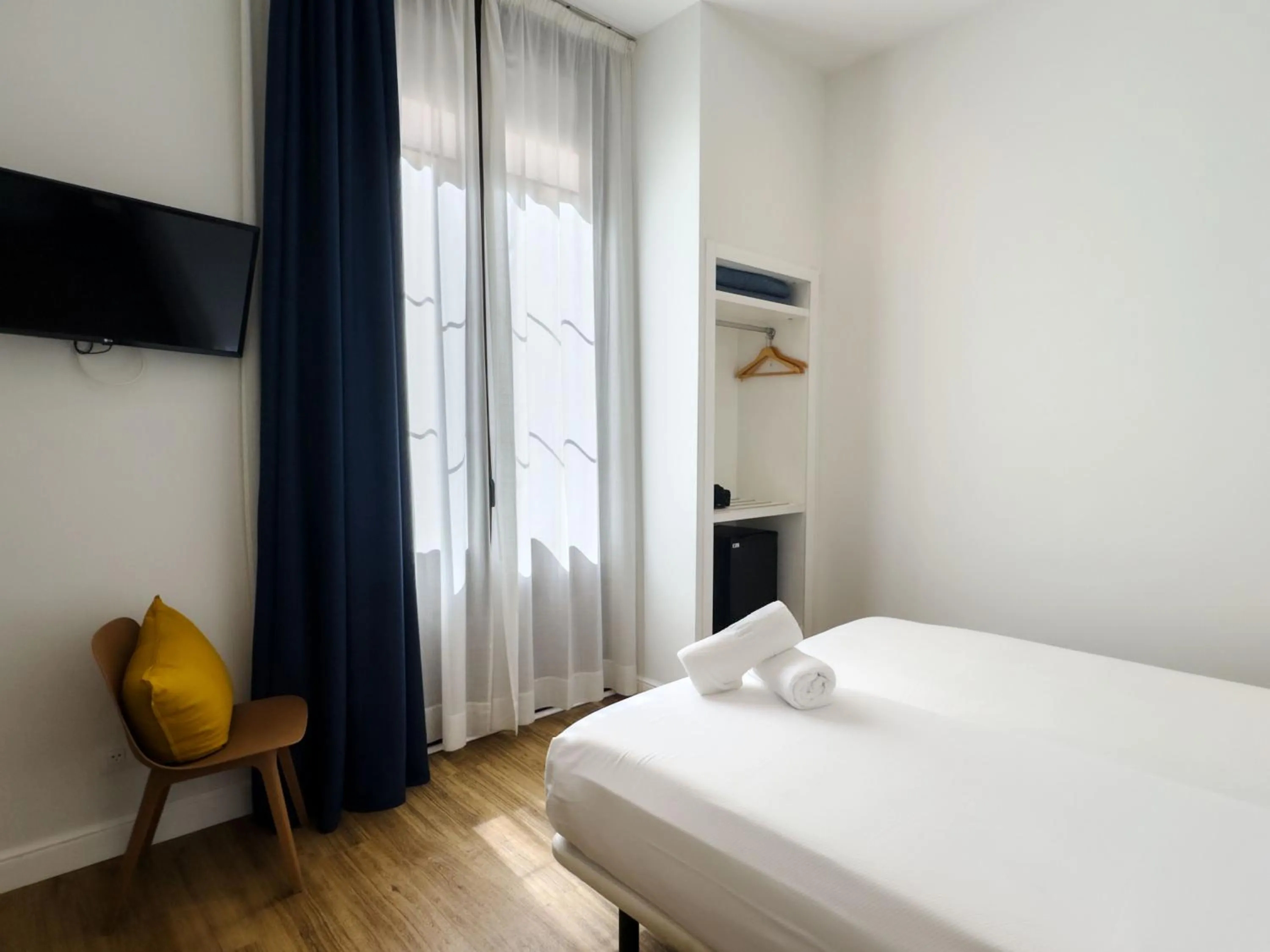 Photo of the whole room, Bed in Som Nit Born