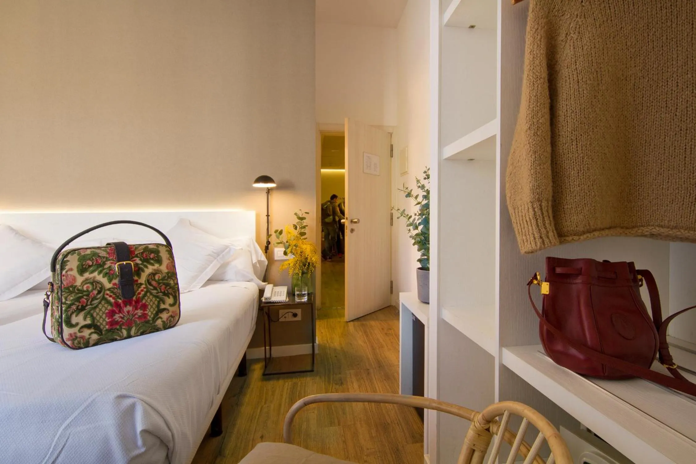 Photo of the whole room, Bed in Som Nit Born