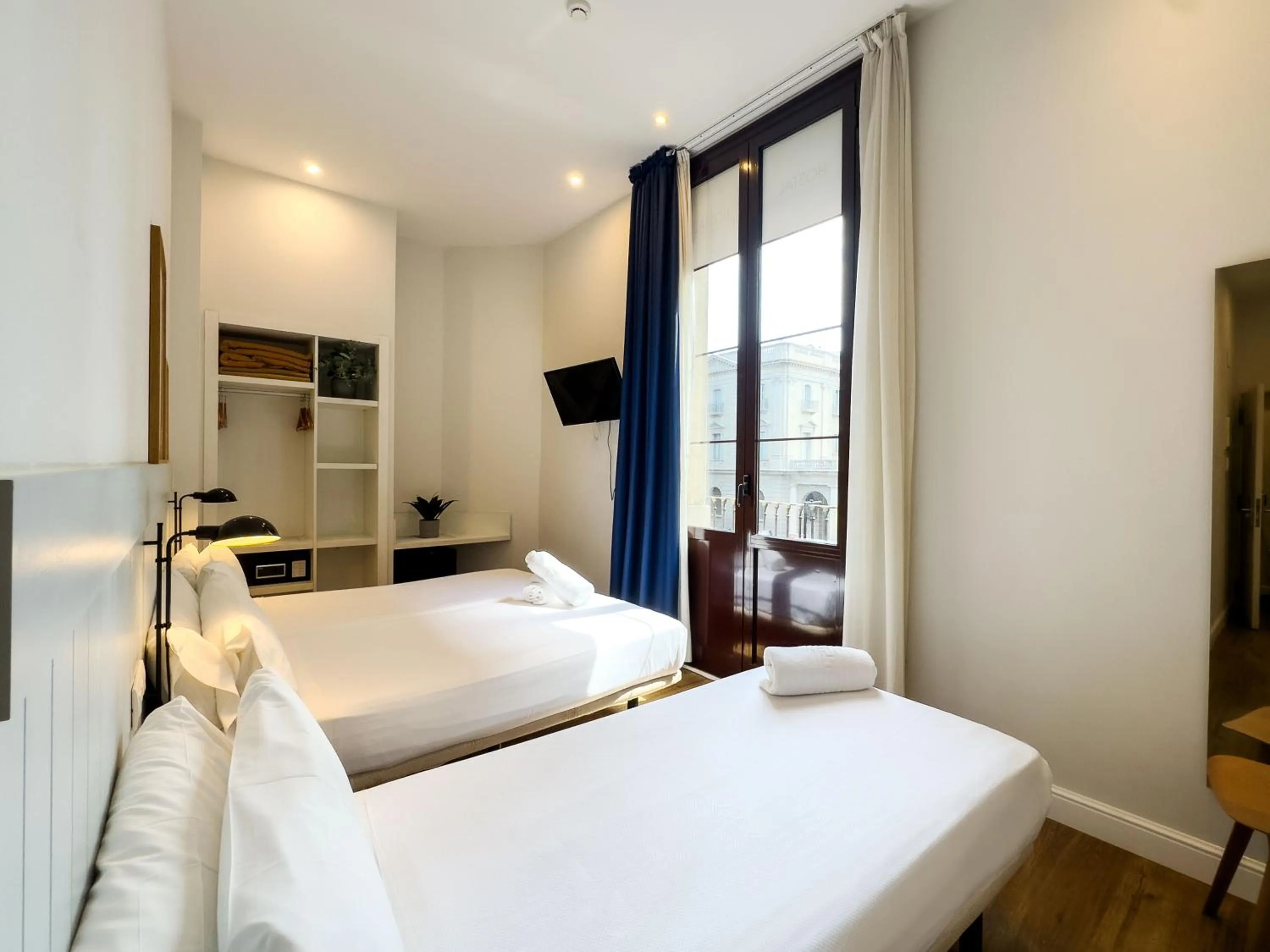 Photo of the whole room, Bed in Som Nit Born