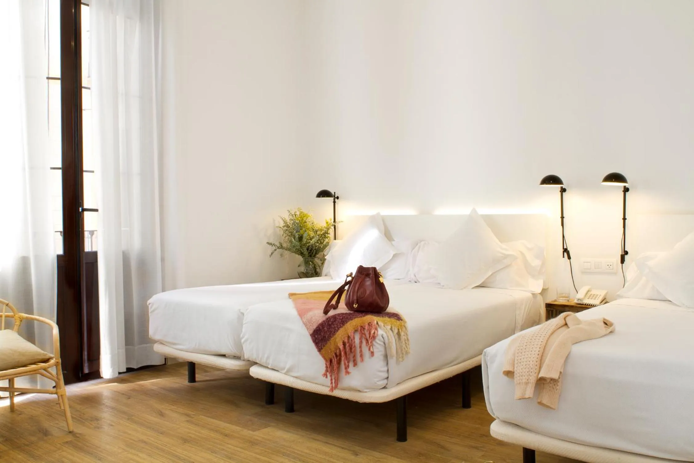 Photo of the whole room, Bed in Som Nit Born