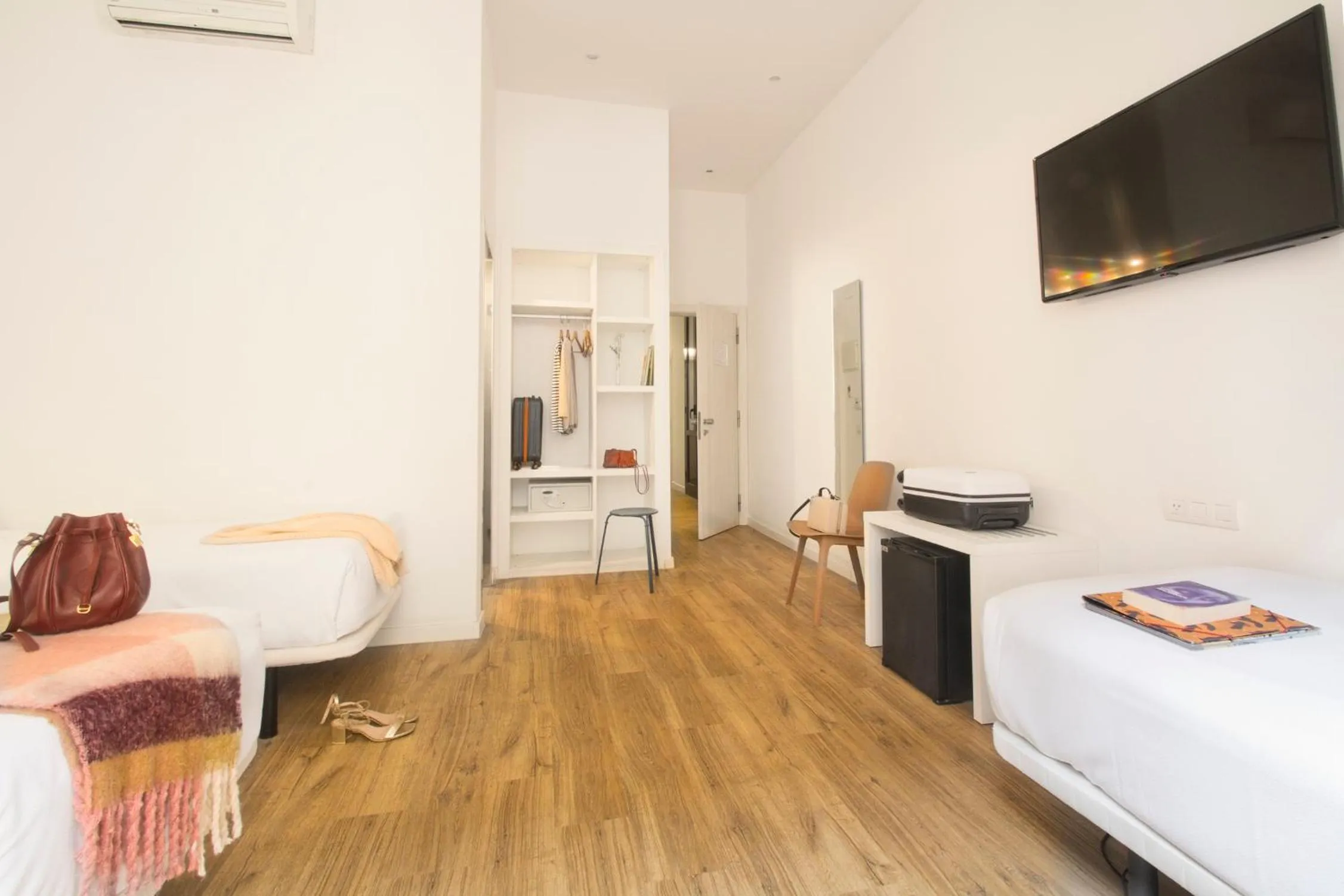 Photo of the whole room, Bed in Som Nit Born