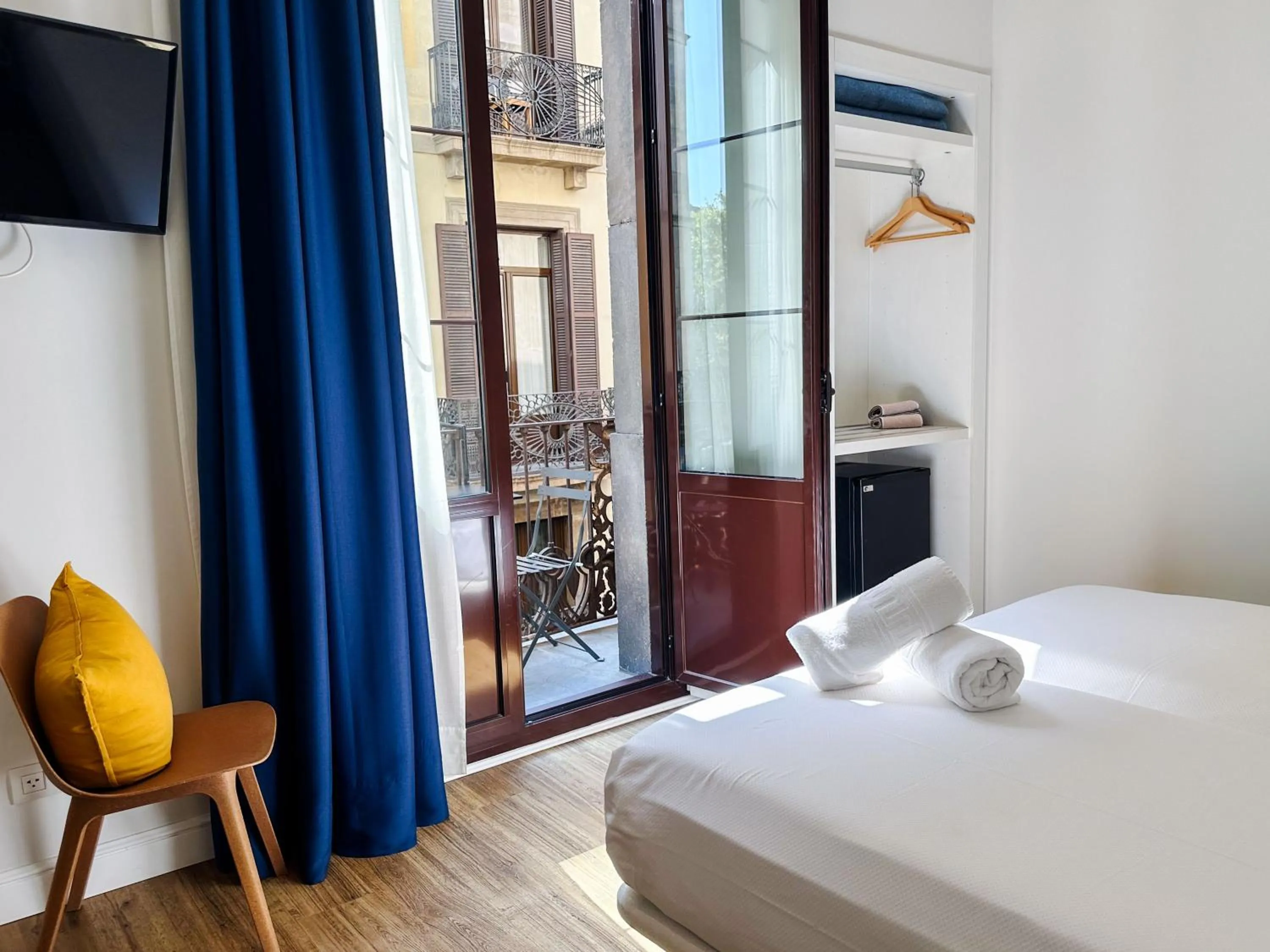 Photo of the whole room, Bed in Som Nit Born