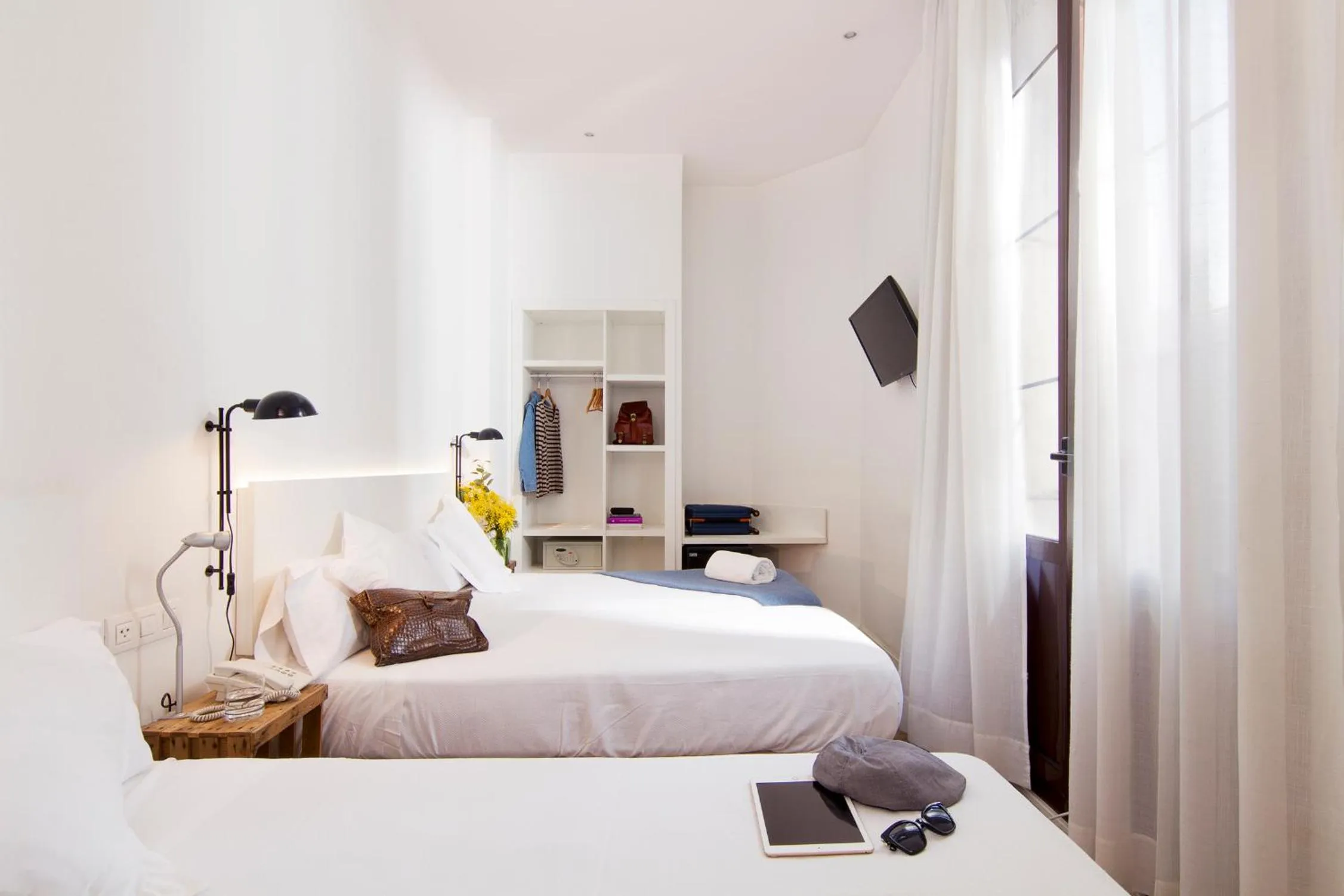 Photo of the whole room, Bed in Som Nit Born